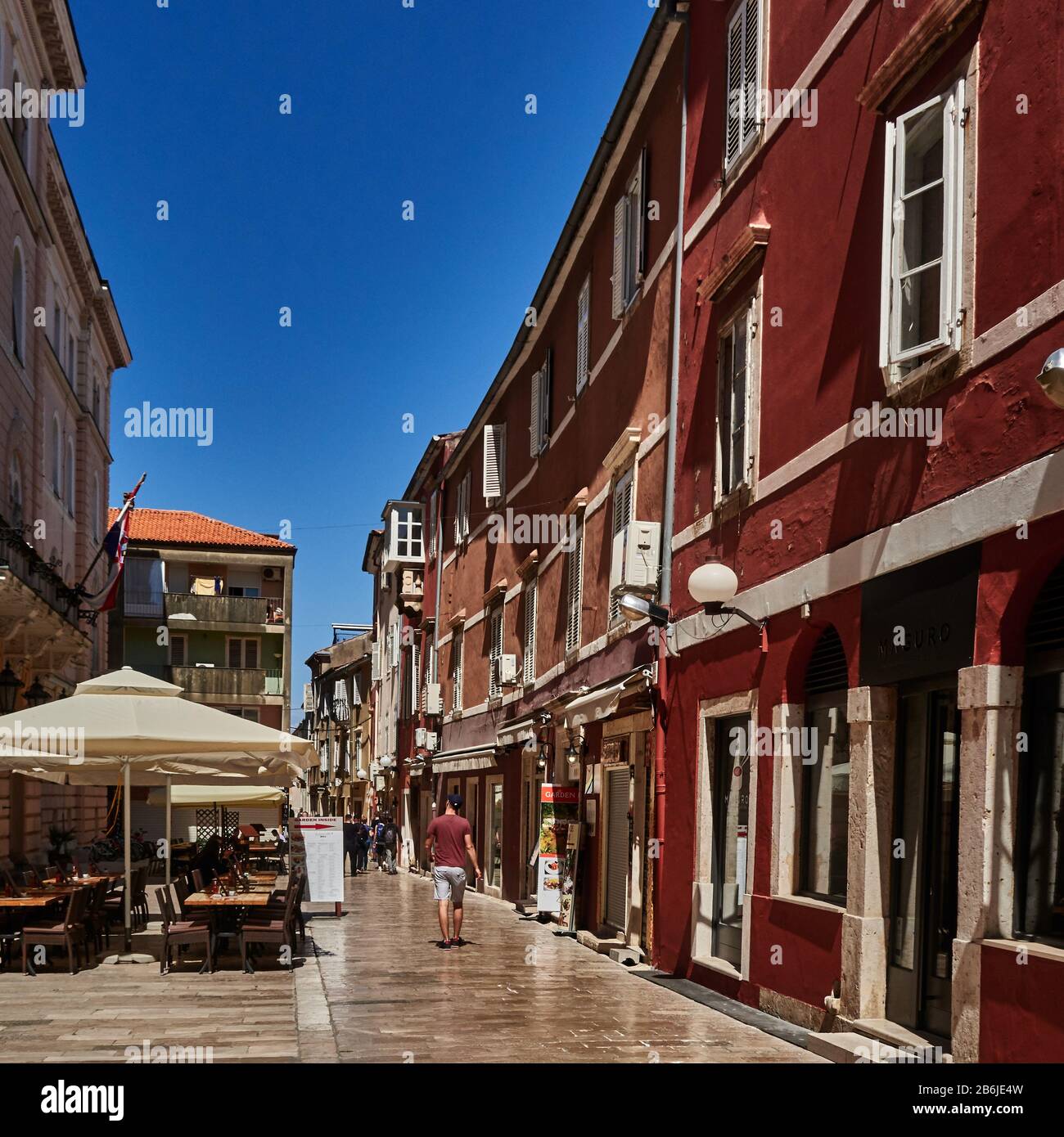 Zadar, Provinz Dalmatien, Kroatien, traditionelle bemalte Häuser, Terrasse vor dem Justizpalast, Straße gepflastert mit Kalksteinen der Altstadt, Zadar ist eine bezaubernde befestigte Stadt, Stockfoto