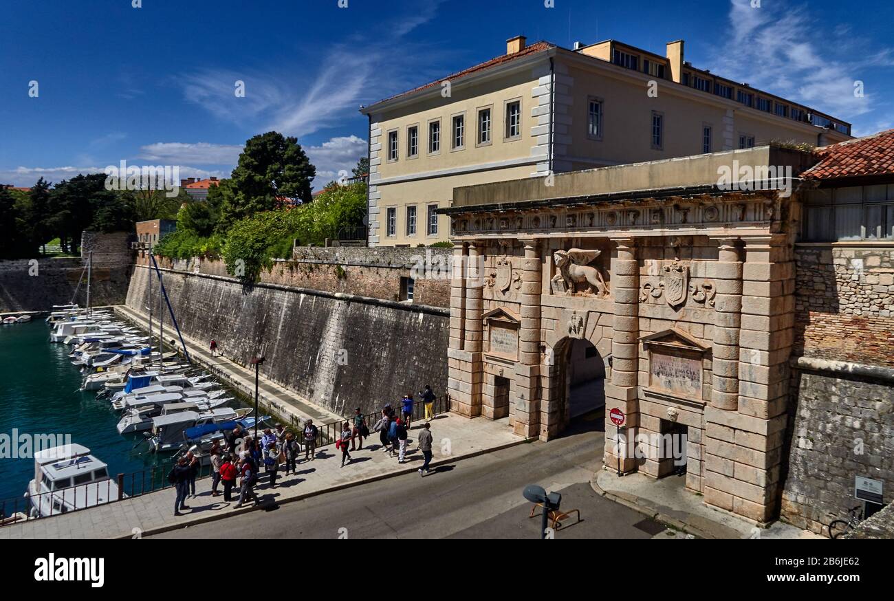 Zadar, Provinz Dalmatien, Kroatien, Zadar war einst eine ummauerte römische und venetianische Stadt, dieses Tor ist einer von vier mit einem Gating versehenen Eingängen in die Stadt mit einem kleinen Flachrelief von Chrysogon d'Aquileia, die den Bogen bestreitet, Zadar ist eine adorable befestigte Stadt. Stockfoto