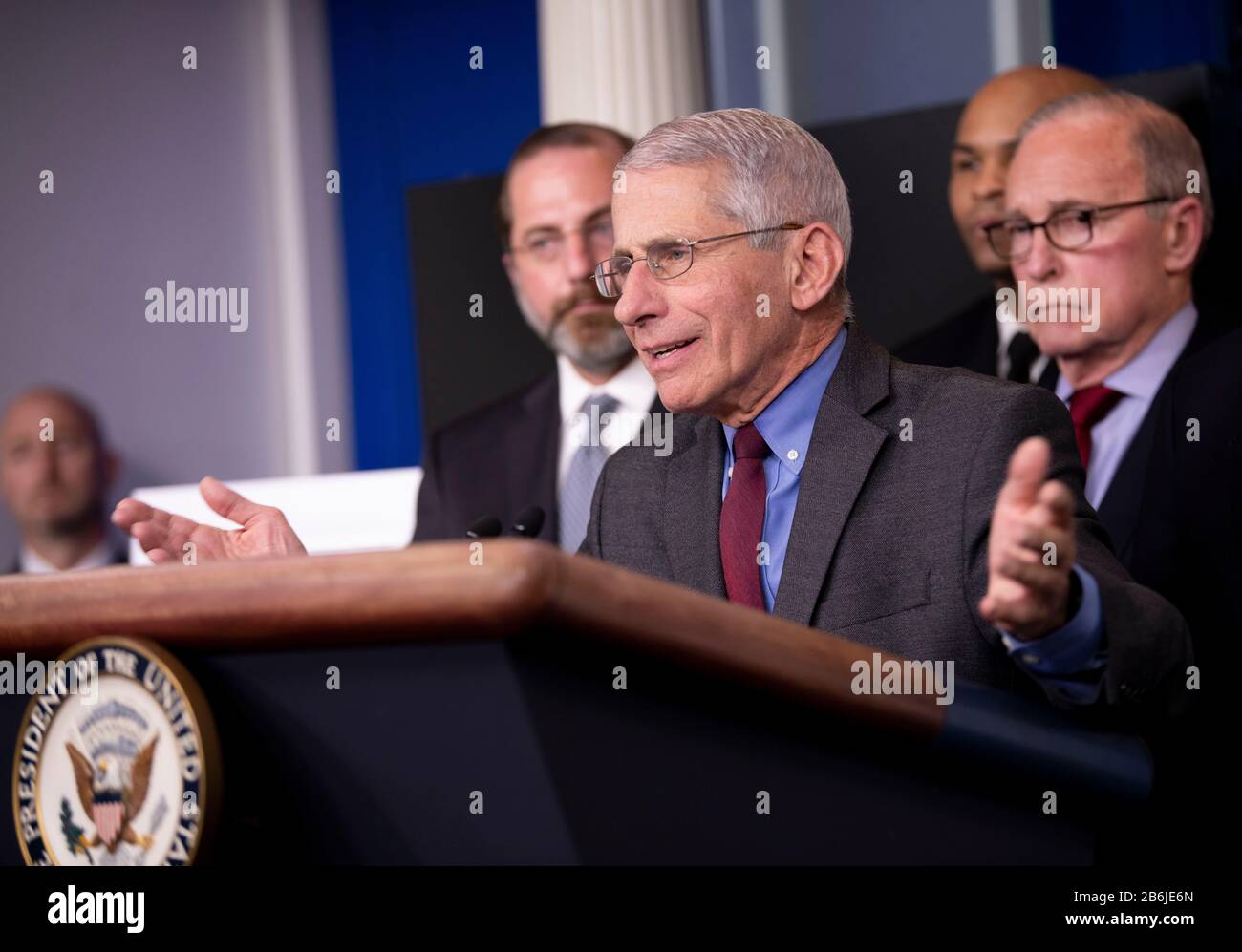 Washington, DC, COVID-19 im Weißen Haus in Washington. März 2020. Anthony Fauci, Direktor des U.S. National Institute of Allergy and Infectious Diseases, nimmt an einer Pressekonferenz zum COVID-19 im Weißen Haus in Washington, D.C. am 10. März 2020 Teil. Die Anzahl der COVID-19-Fälle in den Vereinigten Staaten hat am Dienstag um 23:30 Uhr EST (0330 GMT am Mittwoch) 1.000 überschritten und erreichte 1.001 mit 28 Todesfällen, so das Center for Systems Science and Engineering (CSSE) an der Johns Hopkins University. Kredit: Liu Jie/Xinhua/Alamy Live News Stockfoto