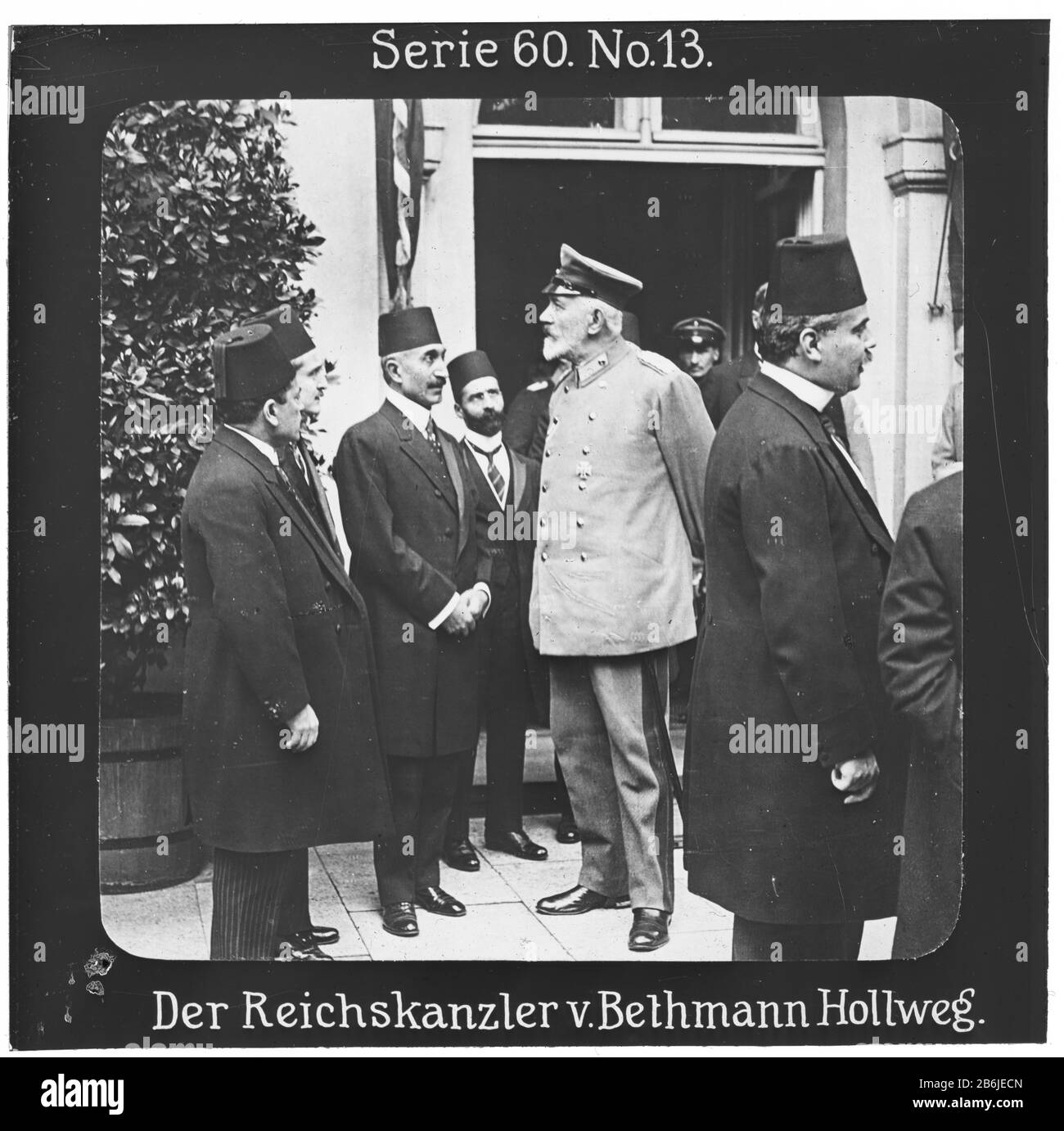 Projektion für alle - der Weltkrieg: Siegerleiche Führer Serie 60. Nr. 13. Reichspanzler v. Bethmann Hollweg. Theobald von Bethmann Hollweg (1856 - 1921) war von den Jahren von 1909 bis 1917 der Kriegskanzler. - die Firma "Projektion für alle" wurde 1905 von Max Skladanowsky (1861-1939) gegründet. Sie produzierte bis zum Jahre 1928 fast 100 Serien zu je 24 Glasdias im Format 8,3 x 8,3 cm im Sog. Bromsilber-Gelatin-Trockenplatten Verfahren. Die ersten Städte vor allem in den Bundesländern, Länder aber auch Märchen und Sagen, das alte Testament und der Erste Weltkrieg. Stockfoto