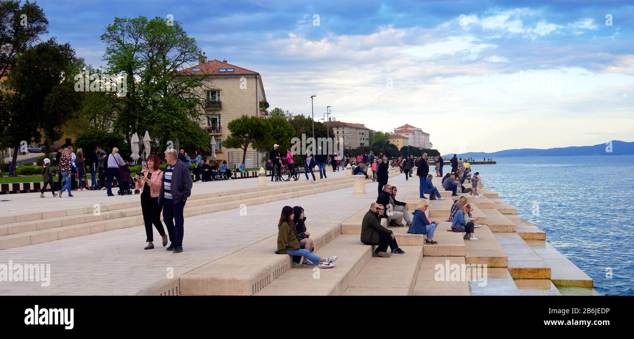 Zadar, Provinz Dalmatien, Kroatien, in Zadar Riva, ist die See-Orgel ein architektonisches Klangkunstobjekt, ein experimentelles Musikinstrument, das Musik über Meereswellen und Röhren spielt, die sich unter einer Reihe großer Marmorstufen befinden. Die Wellen interagieren mit der Orgel, um etwas zufällige, aber harmonische Töne zu erzeugen. Von Nikola Baši? Kroatischer Architekt Stockfoto