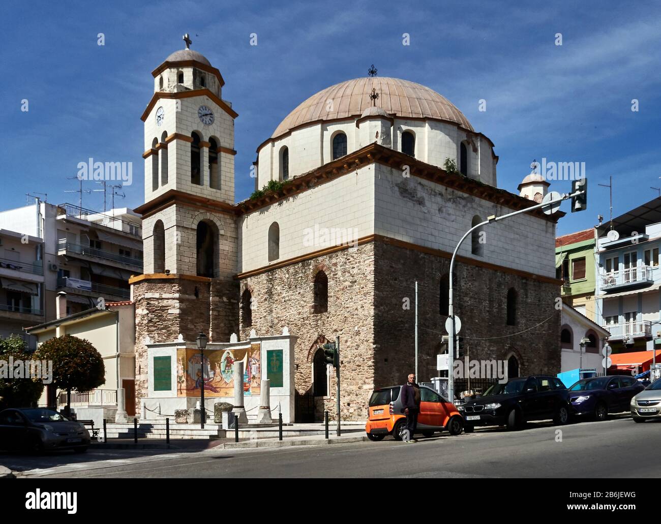 Kavala, Ostmakedonien, die ääische See, Griechenland, das Gebäude der Kirche des Heiligen Nikolaos wurde Mitte des 16. Jahrhunderts errichtet und diente als Moschee mit dem Namen Ibrahim Pasha, der 1530 vezir und Schwiegersohn von Sultan Suleiman der prächtige gewesen war. Dies war die Hauptmoschee in der Altstadt von Kavala, sie wurde um 1926 in eine Kirche umgewandelt und 1945 wurde sie nach dem Patron der Meere, dem heiligen Nikolaus (Agios Nikolaos), eingeweiht und benannt. Stockfoto