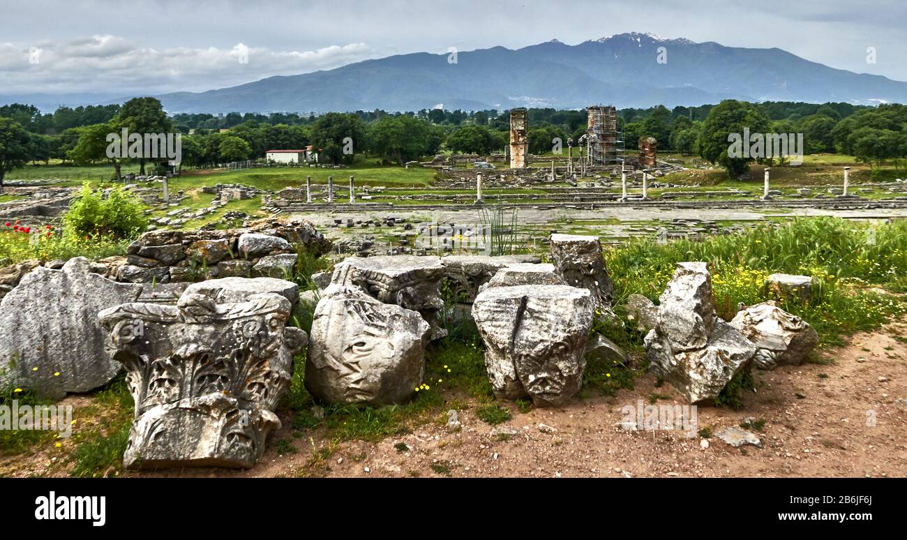 Kavala, Ostmakedonien, die ägetische See, Griechenland, die imposante Basilika neben dem Forum und ihre gagantischen Säulen, die wichtigste archäologische Stätte Ostmakedoniens, mit charakteristischen Denkmälern der hellenistischen, römischen und frühchristlichen Epoche. Die Geschichte des Ortes Philippi beginnt 360/359 v. Chr., als die Kolonisten aus Thasos die erste Stadt mit dem Namen Krenides gründeten. Stockfoto