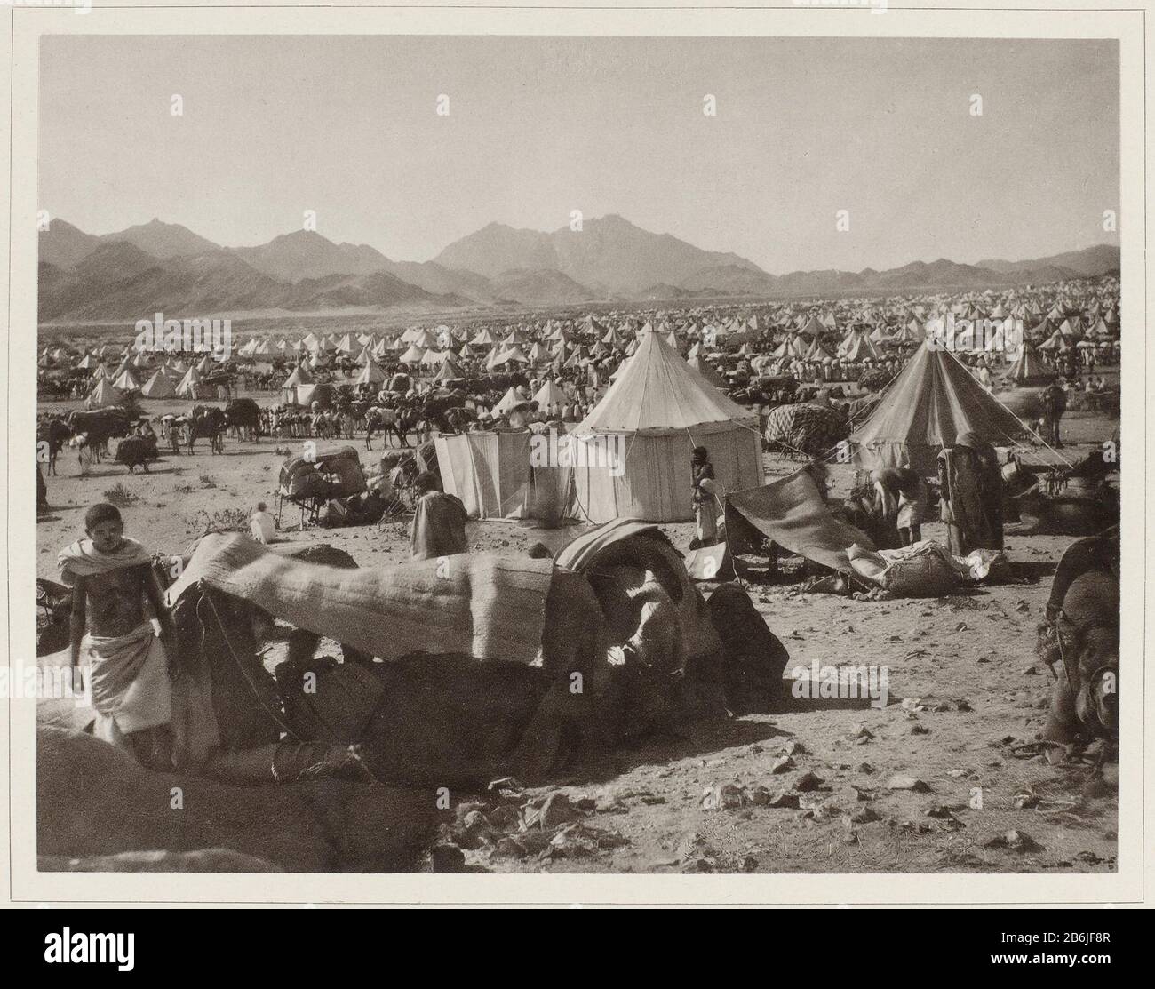 Die westliche Seite des Berges Arafat, in der Nähe von Mekka, während der jährlichen Pilger-Sitzung (PL15) C Snouck, Bilder aus Mekka, Leiden im Jahre 1889 (Serientitel) westliche Seite des Berges Arafat, in der Nähe von Mekka, während der jährlichen Pilgerversammlung (Pl.15) C. Snouck, Bilder aus Mekka, Leiden im Jahre 1889 (Serientitel) Immobilientyp: Fotos Artikelnummer: RP-F 2003-87-15 Aufschriften / Marken: Aufschrift, Nachzeichnung, gedruckt: "XV" Hersteller: Fotograf: Abd al-Ghaffaruitgever: E.J. Brill Datum: 1888-1889 Physikalische Eigenschaften: Kopiermaterial: Papierkarton Technik: Lichtdruck Abmessungen: H 188 mm × W 243 mm Stockfoto