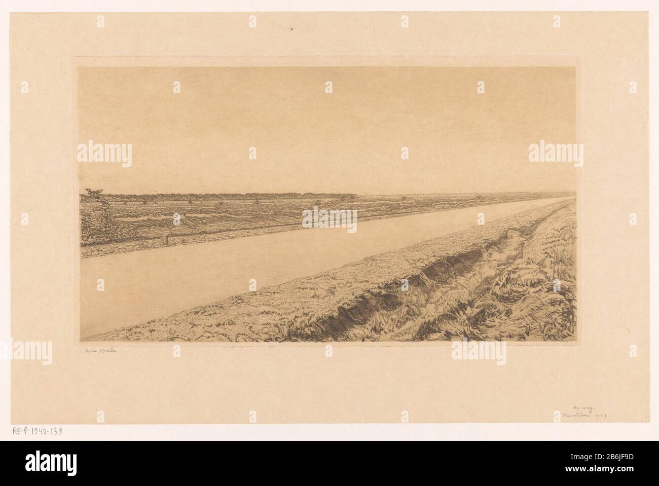 Die Straße (ursprüngliches Titelobjekt) EINE Polderlandschaft mit einer Straße oder einem Kanal im Vordergrund. Herstellung Vervaardiger: Druckmaschine: Mia Bake (persönlich handlich signiert) Datum: 1939 Material: Papiertechnik: Radierung / Plattentonmessungen: Plattenkante: H 228 mm × W 395 mm Betreff: Polder, zurückgenommene Grundstücke Stockfoto