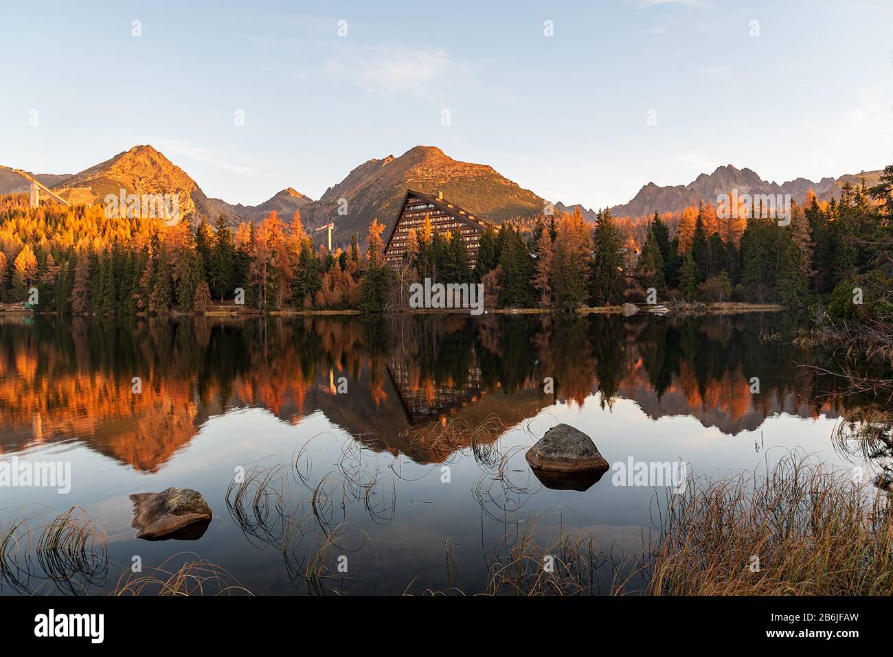 Strbske Pleso-See, bunter Wald und Gipfel im Hintergrund in den Bergen von Vysoke Tatry in der Slowakei am Herbstmorgen Stockfoto