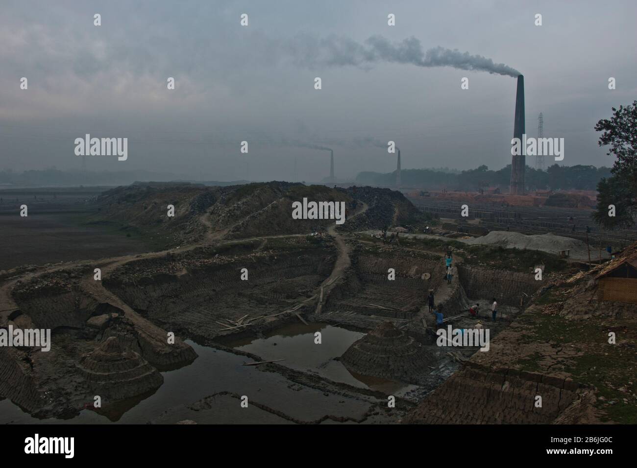 Ziegelfeld produziert weißen Rauch aus seinem Kamin in Khulna Bangladesch. Das Land steht vor großen Problemen mit Luftverschmutzung und Gesundheitsrisiken. Stockfoto