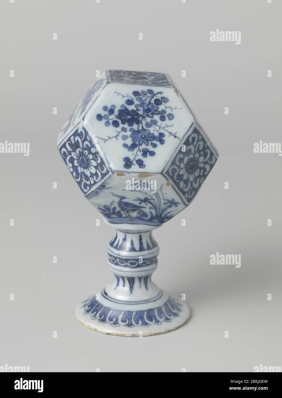 Dekoratives Objekt Decoratief Objekt van faience met op het Chinese porselein geïnspireerde bloemen. Hersteller : plateelbakkerij: De Grieksche Aeigenaar plateelbakkerij: Adrianus Kocx (vermeld op object)Plaats Herstellung: Delft dating: CA. 1685 - ca. 1690 Material: Faienzabmessungen: H 14,9 cm. × b 9,5 cm. Betrifft: Blumen  Schmuck Stockfoto