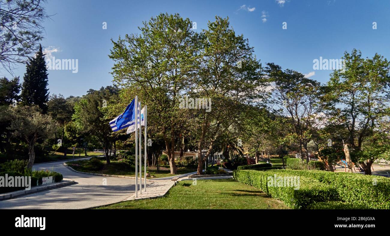 Thassos Island, Griechenland, Europa, der schöne Park der Makryammos Hotel Bungalows entlang des sagenhaften Makryammos Beach Thassos ist eine griechische Insel in der nördlichen ägaischen See, nahe der Küste von Thrakien. Es ist die nordgriechische Insel und die 12. Größte nach Fläche. Thassos ist auch der Name der größten Stadt der Insel, bekannt als Limenas, Hauptstadt der Stadt Thassos, die sich auf der nördlichen Seite gegenüber dem Festland befindet. Stockfoto