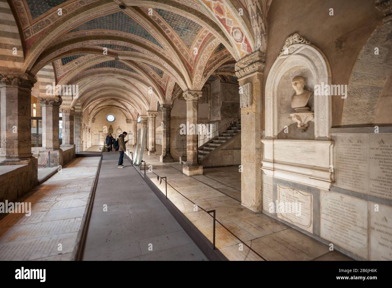 Florenz, Italien - 2020, 1. März: Besucher im Totencloister, untergebracht in der Basilika Santa Maria Novella. Schöne gewölbte Decke. Stockfoto