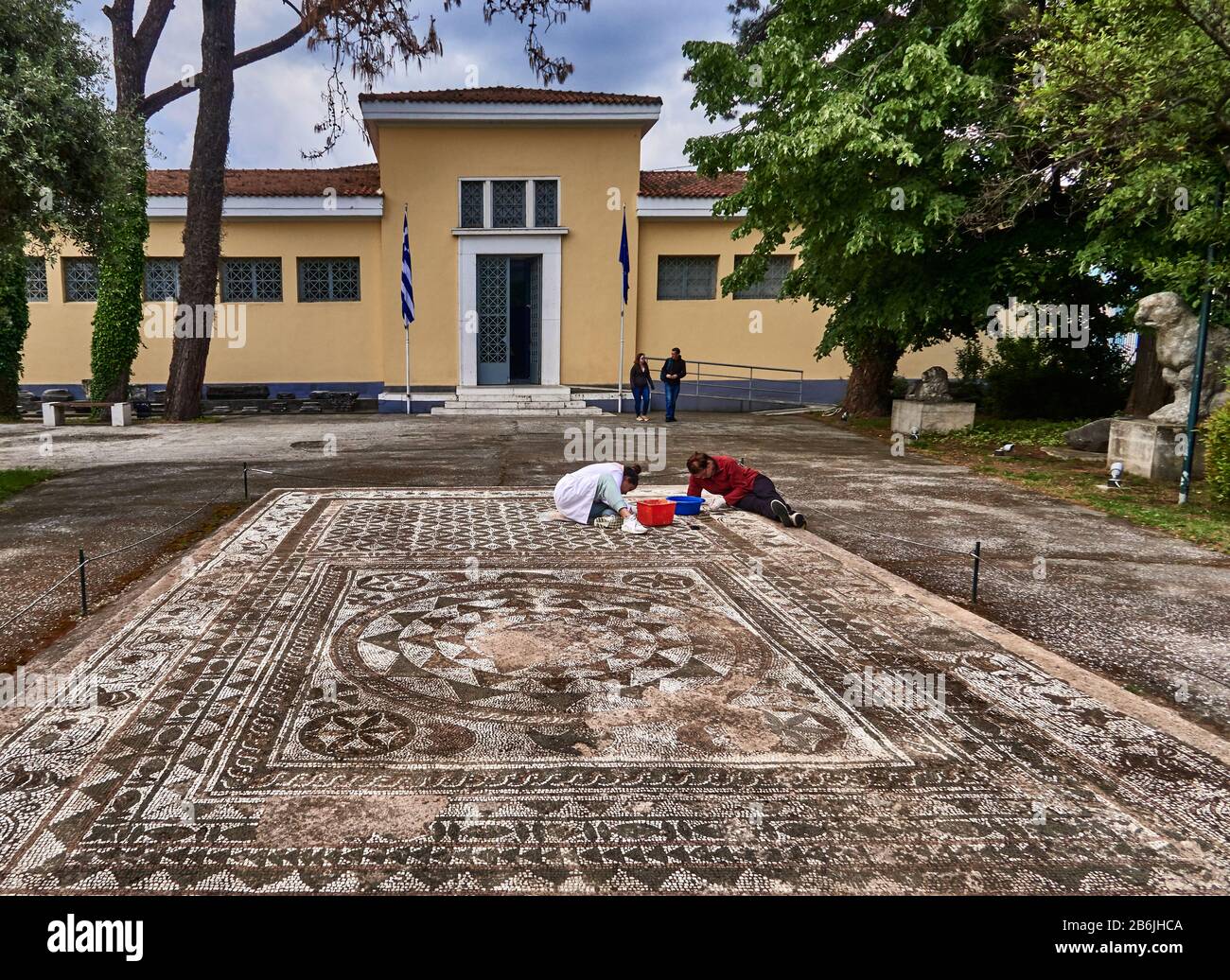 Thassos Island, Griechenland, Europa, Zwei Archäologenfrauen restaurieren ein römisches Mosaik im archäologischen Museum der Stadt Limenas, Stockfoto