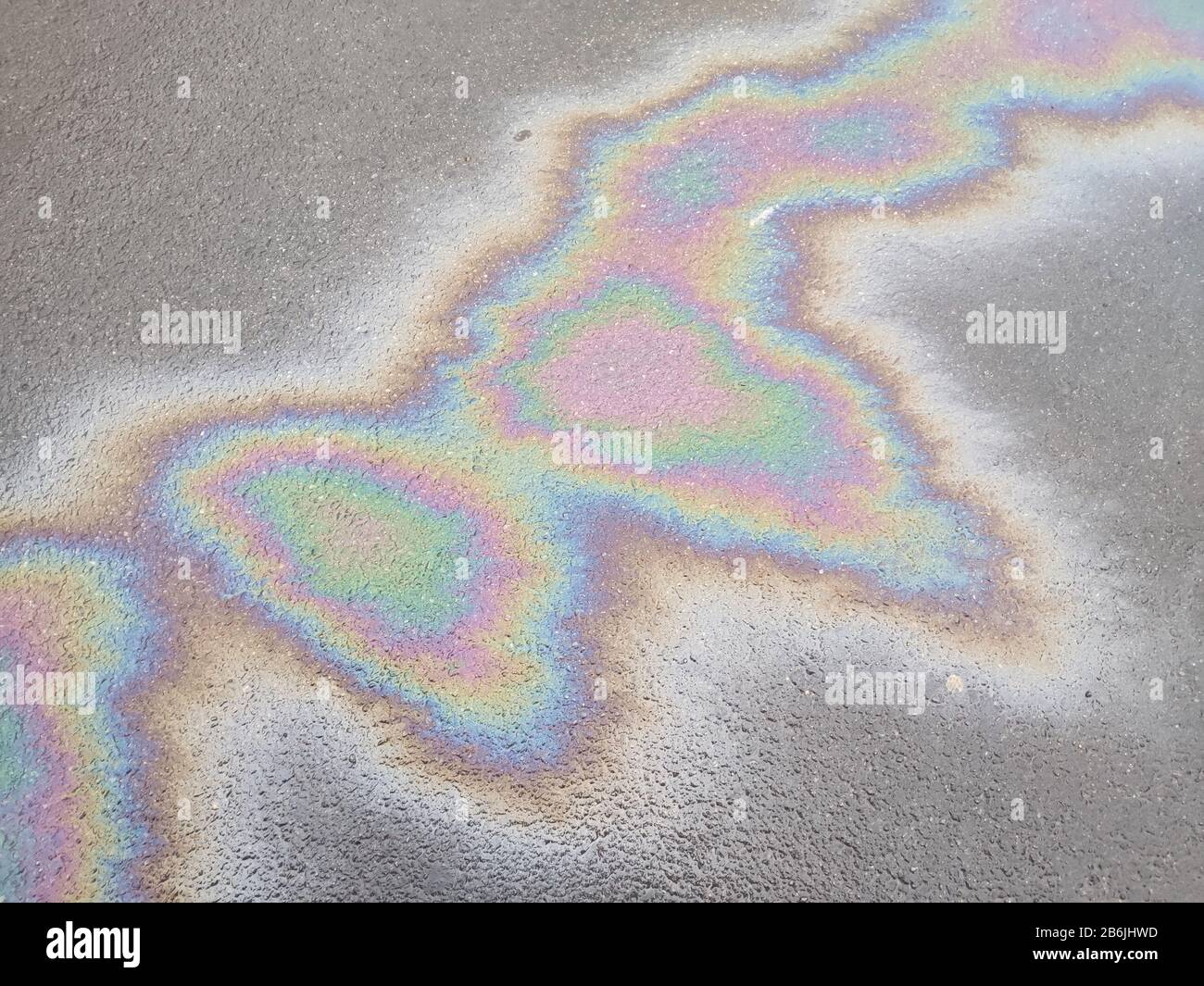 Buntes Benzin verschüttet auf Asphalt Straße Stockfoto