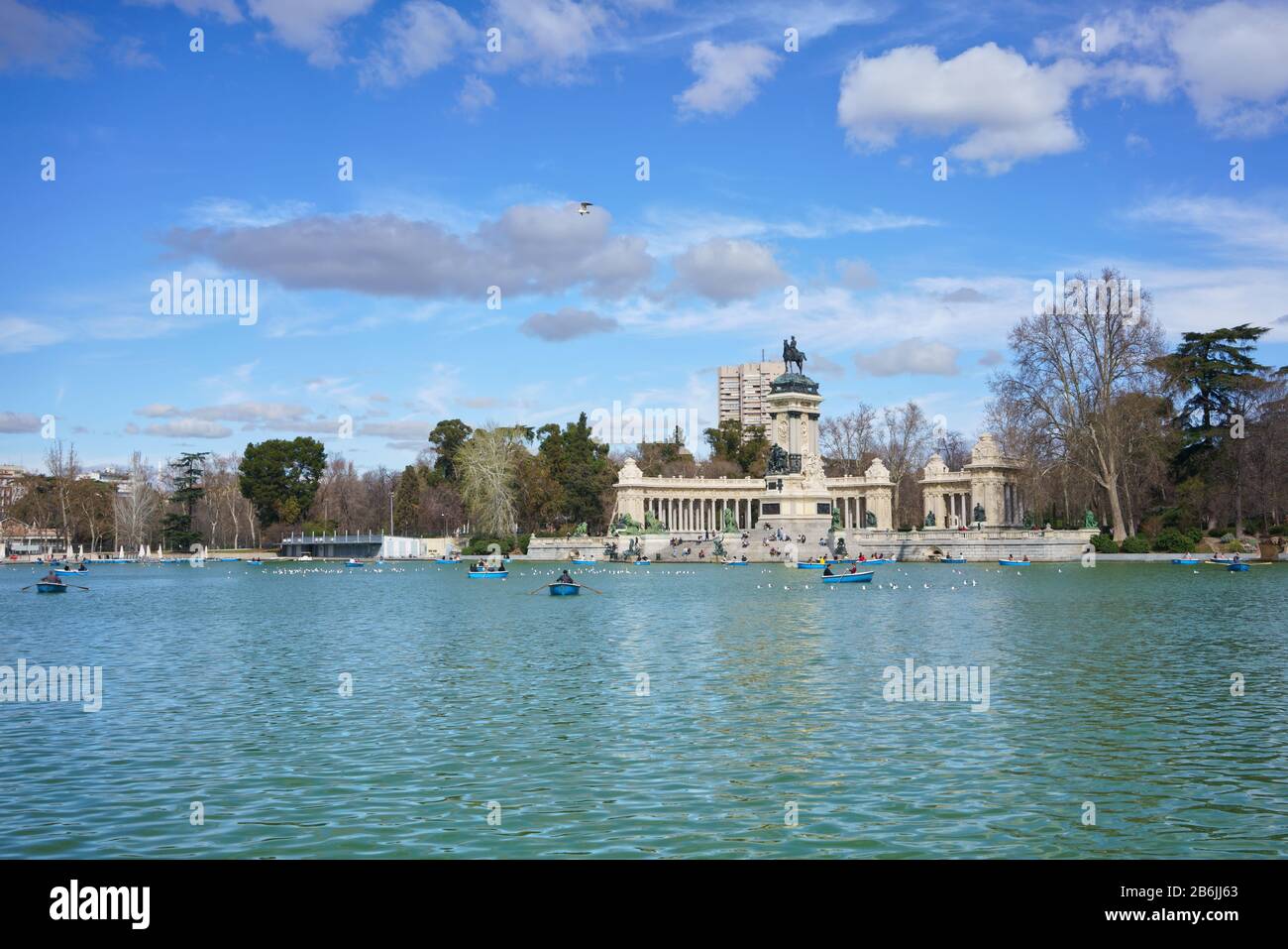 Retiro Park in der Stadt Madrid, Spanien. Estanque del Retiro, der Retiro-Teich mit dem Denkmal für König Alfonso XI Stockfoto