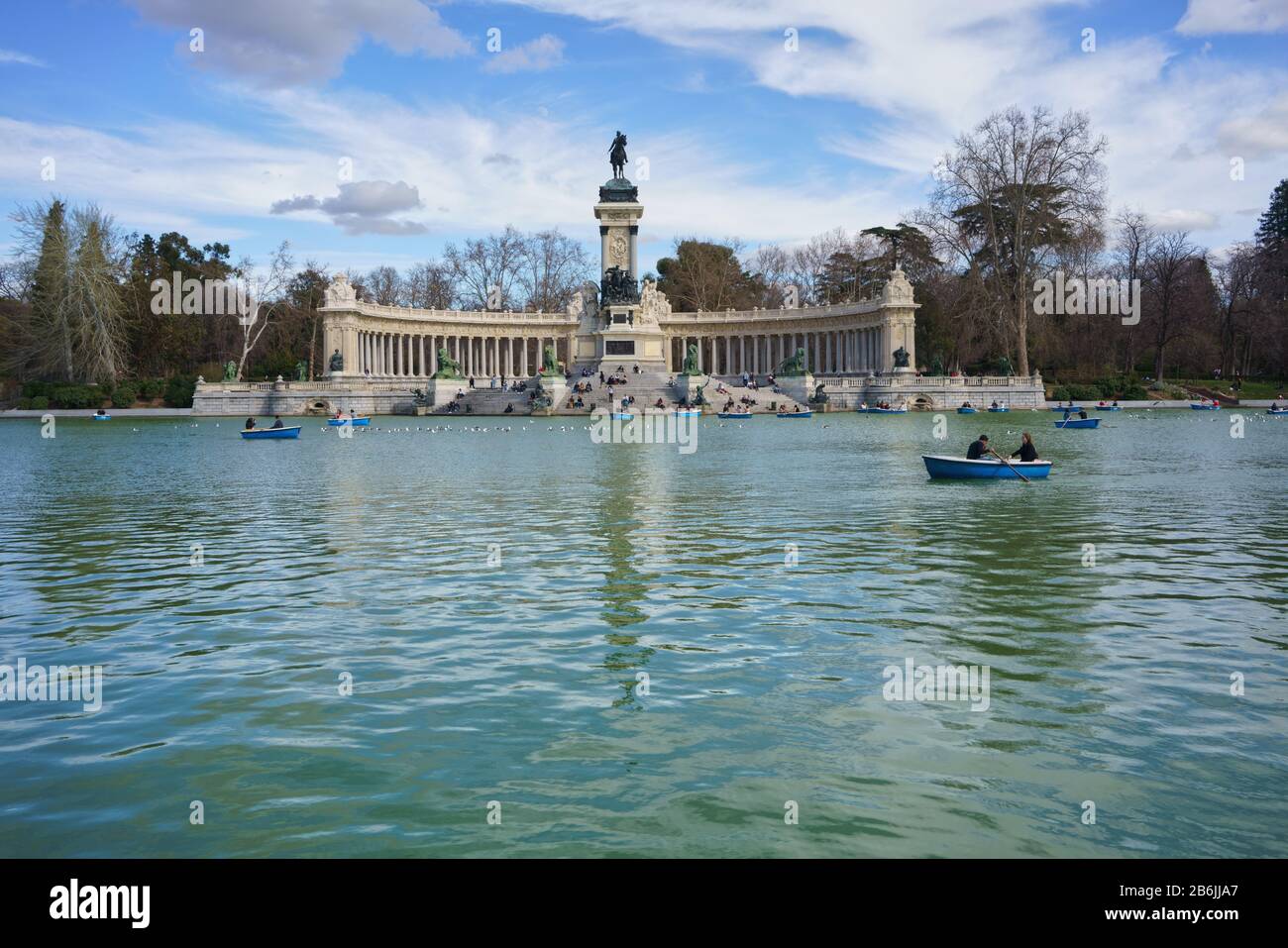 Retiro Park in der Stadt Madrid, Spanien. Estanque del Retiro, der Retiro-Teich mit dem Denkmal für König Alfonso XI Stockfoto