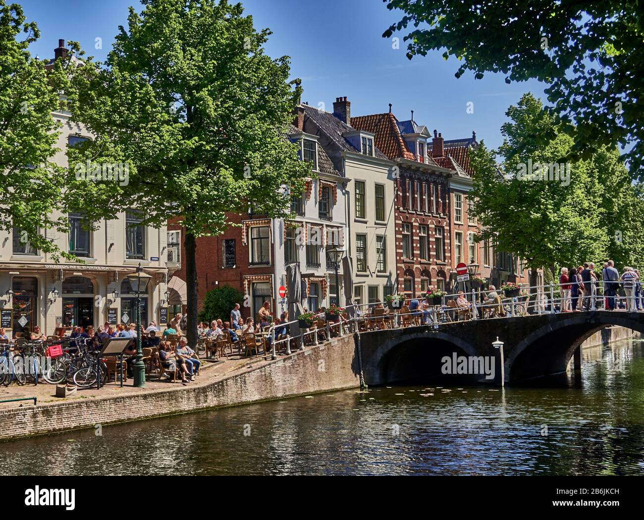 Die Stadt Leiden, Provinzland Südholland, Niederlande, Europa, die Menschen entspannen sich entlang des holländischen Kanals Rapenburg im historischen Zentrum von Leiden, die Stadt Leiden ist bekannt für ihre säkulare Architektur, seine Kanäle, seine Universitof 1590, die nativitof Rembrand, Die Stadt, in der die erste Tulpe Europas im 16. Jahrhundert geblüht wurde Stockfoto