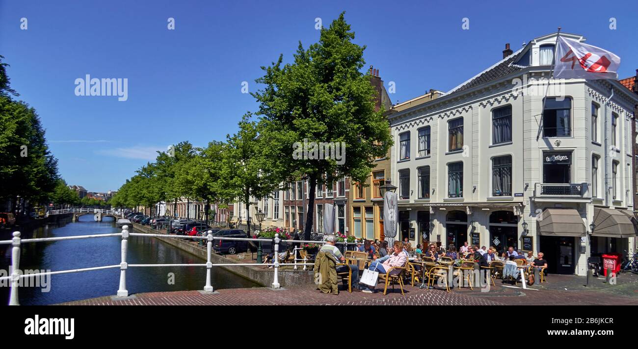 Die Stadt Leiden, Provinzland Südholland, Niederlande, Europa, die Menschen entspannen sich entlang des holländischen Kanals Rapenburg im historischen Zentrum von Leiden, die Stadt Leiden ist bekannt für ihre säkulare Architektur, seine Kanäle, seine Universitof 1590, die nativitof Rembrand, Die Stadt, in der die erste Tulpe Europas im 16. Jahrhundert geblüht wurde Stockfoto