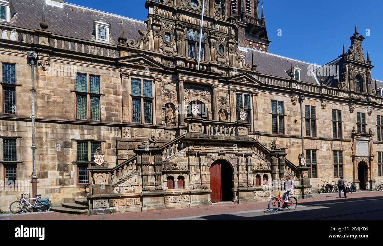 Stadt Leiden, Provinzland Südholland, Niederlande, Europa - der monumentale Eingang zum Rathaus von Leiden mit seiner Doppeltreppe dieses Parof des Rathauses befindet sich an der Breestraat und hat die ursprüngliche Fassade, die 1600 erbaut wurde. , ist die Stadt Leiden bekannt für ihre säkulare Architektur, seine Kanäle, seine Universitof 1590, die nativitof Rembrand, die Stadt, in der die erste Tulpe Europas im 16. Jahrhundert geblüht wurde Stockfoto