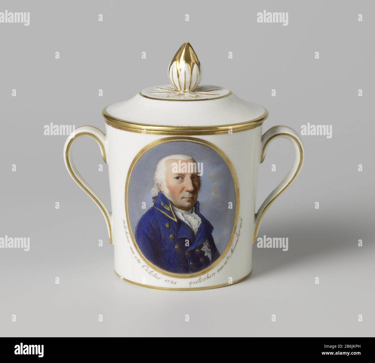Dekselkop van porselein traf een cilindrische Wand en twee C-vormige oren, veschilderd op het glazuur in emailkleuren en laut. OP de Wand het portret van Karel Willem Ferdinand van Brunswijk-Wolfenbütteler met daaronder het opschrift 'GEBohren AM 9. Oktober 1735/ GESTORBEN AM 10. NOVEMBER 1806'. De andere zijde met zijn wapen en en het opschrift 'NUNQUAM RETRORSUM'. Gouden lijnen boven de voet, op de Rand en de oren. De deksel met gouden lijnen en een afgeplatte bovenkant; dekselknop in de vorm van een bloemknop met als Basis een gemodelleerde rozet in reliëf. Gemerkt op de onderzijde met de F, Stockfoto