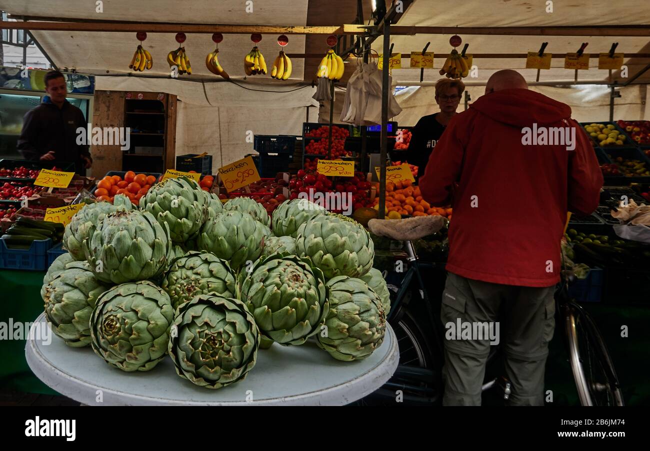 Stadt Leiden, Provinzland Südholland, Niederlande, Europa - Jeden Samstag gibt es einen Obst- und Gemüsemarkt auf dem Apotheksdijk Stockfoto