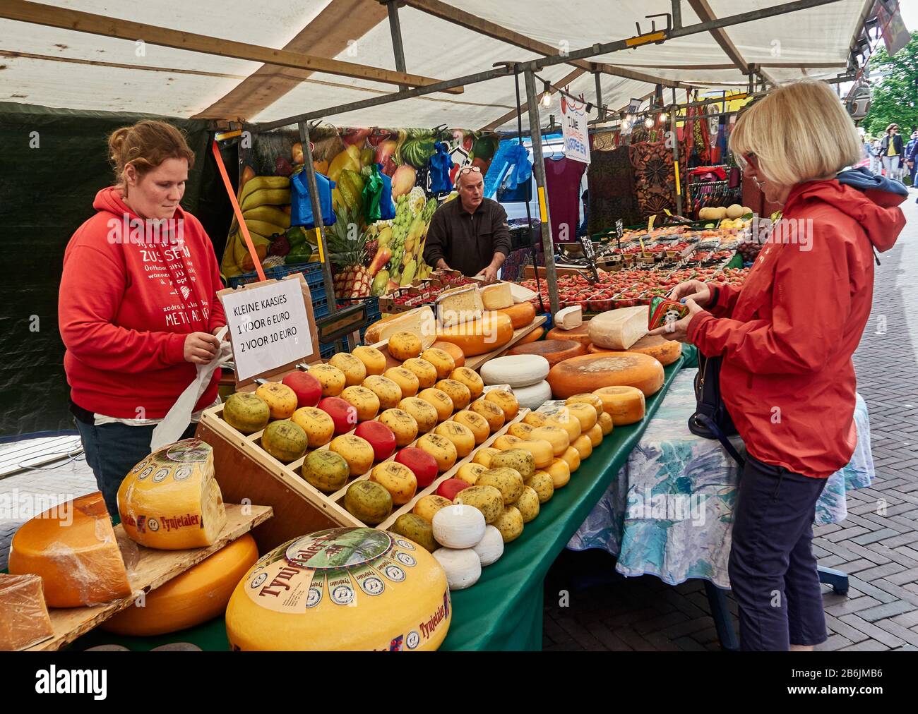 Stadt Leiden, Provinzland Südholland, Niederlande, Europa - jeden Samstag gibt es einen Obst- und Gemüsemarkt auf dem Apotheksdijk und verschiedene Käsesorten zum Verkauf. Stockfoto