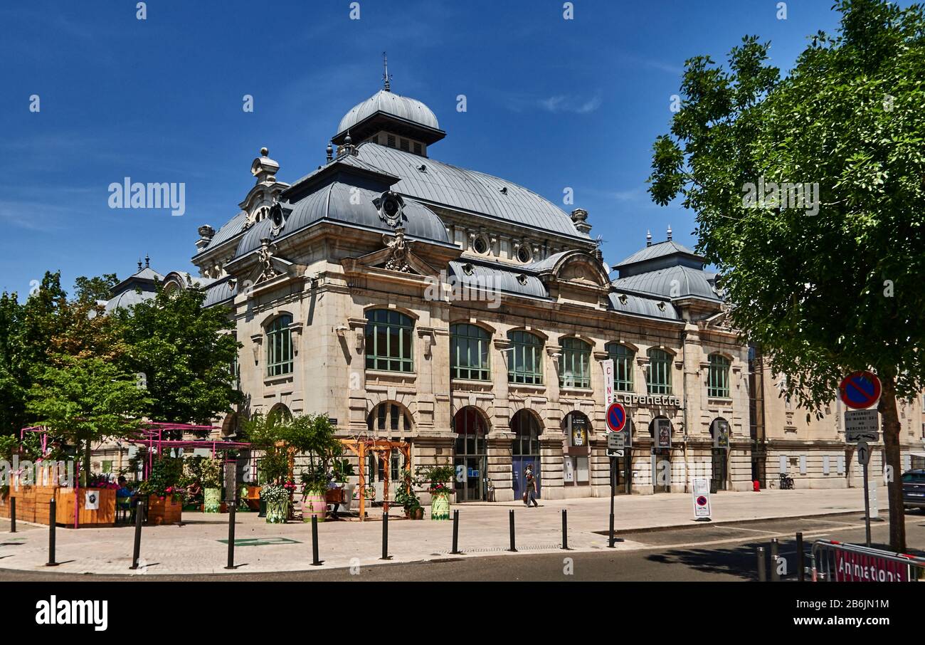 Frankreich, Departement Ain, Auvergne - Rhone - Région Alpen. Erbaut von Tony Ferret (1899) das neoklassizistische, von der ehemaligen Getreidehalle erweiterte, majestätische, neoklassizistische Stadttheater von Bourg-en-Bresse Stockfoto