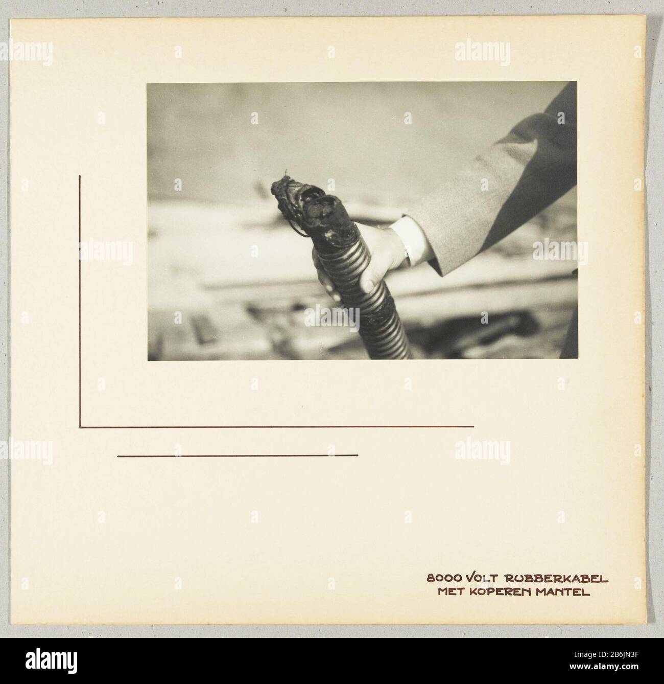 Detail eines elektrischen Kabels an einen unbekannten Ort in den Vereinigten Staaten, 6.000-Volt-Gummikabel mit Kupfermantel (Titelobjekt) Detail eines elektrischen Kabels nicht offengelegt Position im Vereinigten Staten6000-Volt-Gummikabel mit Kupfermantel (Titelobjekt) Eigenschaft Typ: Fotos Artikelnummer: RP-F 2004-285-124 Aufschriften/Marken: Titel, in Stift geschrieben: '8000 KOMPLETTES GUMMIKABEL / mit KUPFERMANTEL' Hersteller: Fotograf Wouter Cool (zugeschrieben) Ort Herstellung: USA Datum: 1936 Physische Merkmale: Gelatine silberfarbenes Druckmaterial: Papierpapier-Pappe Technik: Gelatine si Stockfoto