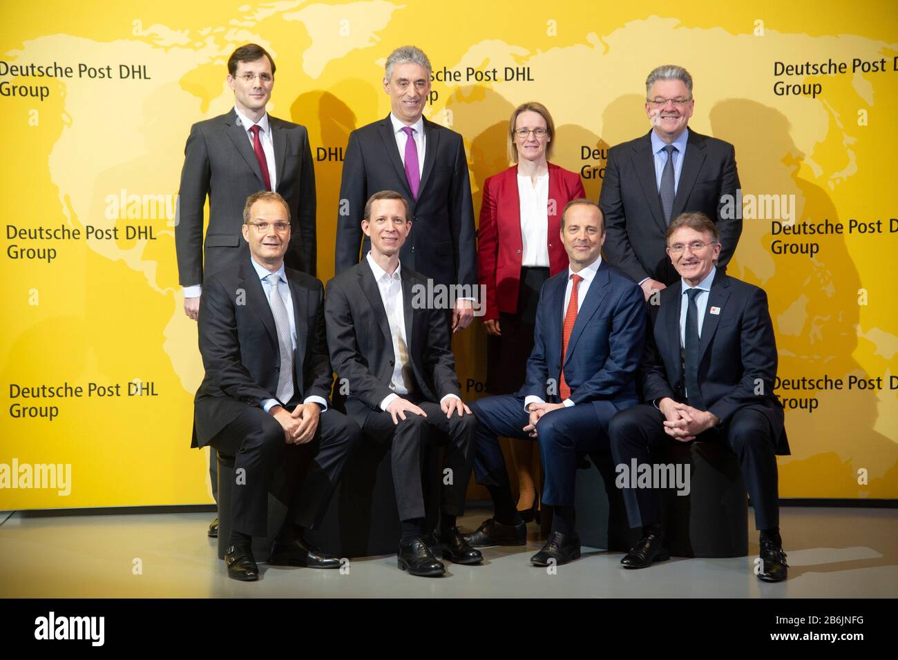 Die Leitung der DHL-Gruppe Deutsche Post von links: Dr. Tobias MEYER (Vorstandsmitglied, Post und Paket Deutschland), Dr. Frank APPEL (Vorstandsvorsitzender, CEO, Global Business Services) Melanie KREIS (Vorstandsmitglied, Finanzen, CFO, CFO), John PEARSON, Vorstandsmitglied, Express), Front Row von links: Tim SchARWATH (Management Member, DHL Global Forwarding), Thomas OGILVIE (Management Member, Human Resources and Labor Director), Oscar de BOK (Management Member, Supply Chain), Ken ALLEN (Management Member, eCommerce Solutions), jährliche Pressekonferenz der Deutschen Post DHL Group i Stockfoto