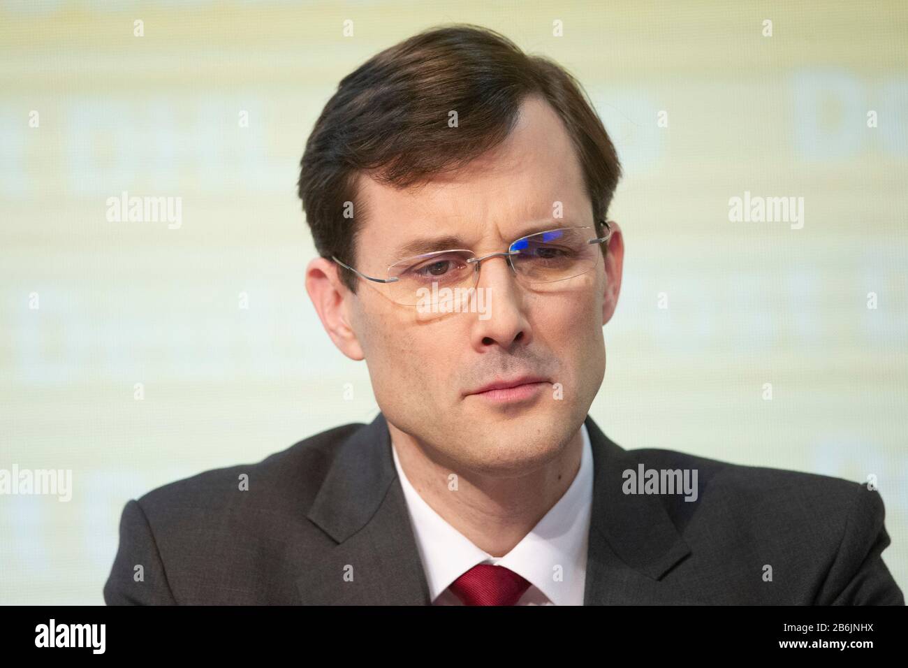 Dr. Tobias MEYER (Vorstandsmitglied Post und Paket Deutschland), jährliche Pressekonferenz des DHL-Konzerns Deutsche Post in Bonn/Troisdorf am 10. März 2020. ? Sven Simon Fotoagentur GmbH & Co. Pressefoto KG # Prinzess-Luise-Str. 41 # 45479 M uelheim / R hr # Tel 0208/9413250 # Fax. 0208/9413260 # GLS Bank # BLZ 430 609 67 # Kto. 4030 025 100 # IBAN DE75 4306 0967 4030 0251 00 # BIC GENODEM1GLS # WWW.SVENSIMON.NET. Weltweite Verwendung Stockfoto