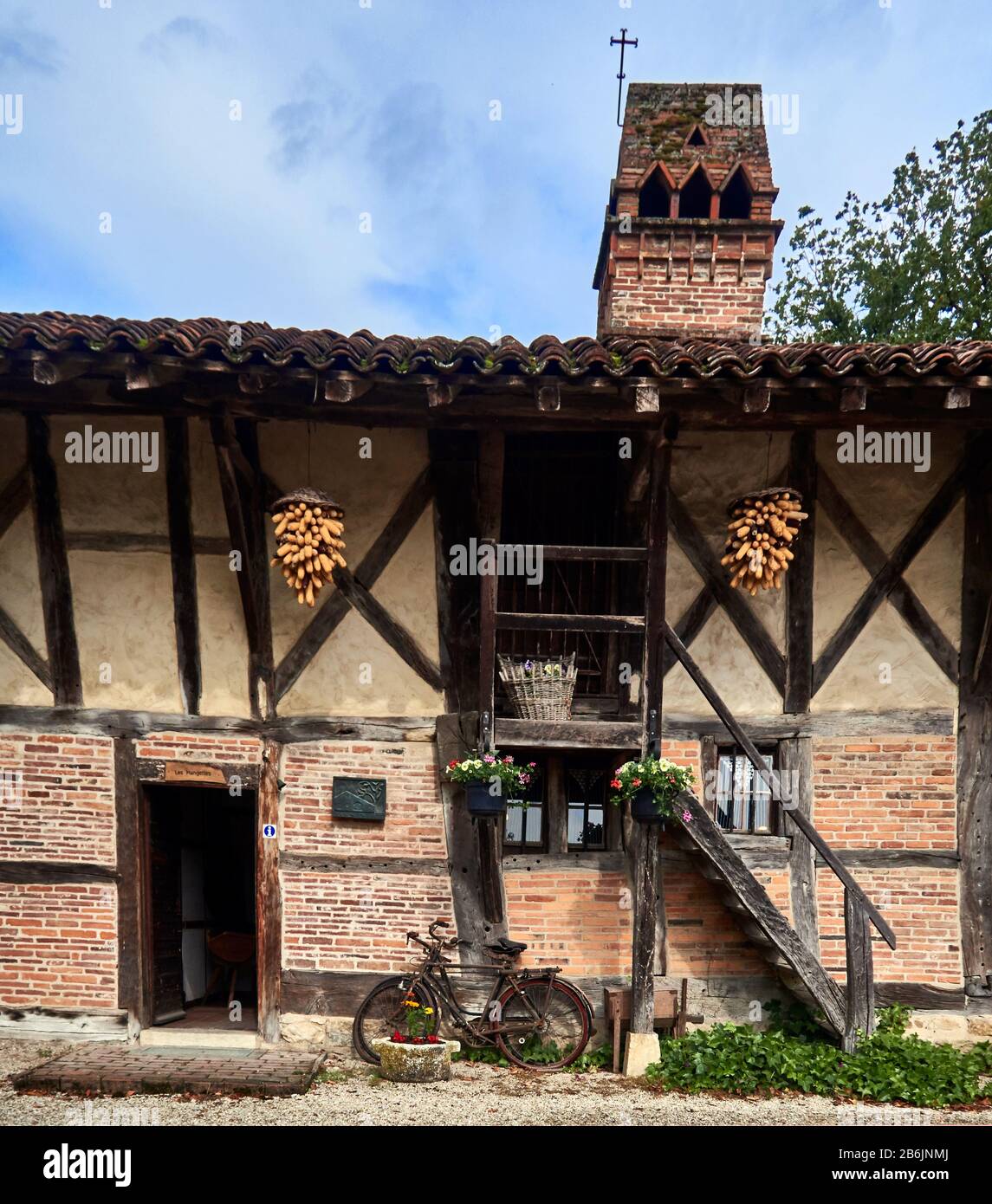 Frankreich, Departement Ain, Auvergne - Rhone - Region Alpen. Ecomuseum Country House in Saint-Etienne-du-Bois. Dieses 1465 erbaute Fachwerkhaus mit dem Namen Ferme des Mangettes wurde 1983 vor der Zerstörung gerettet und in das Museum integriert. Stockfoto