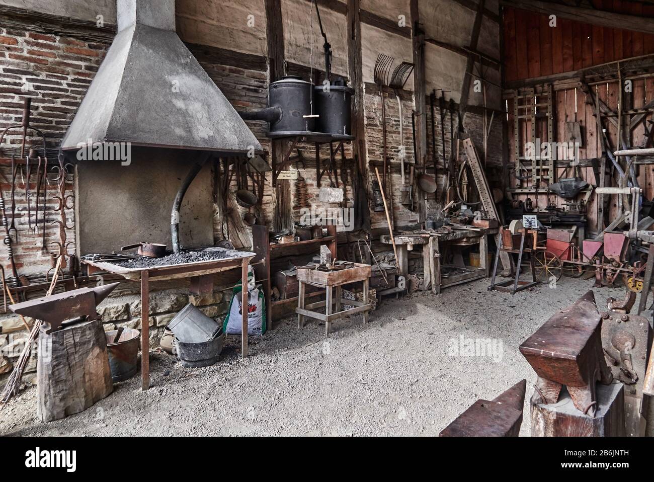 Frankreich, Departement Ain, Auvergne - Rhone - Region Alpen. Ecomuseum Country House in Saint-Etienne-du-Bois. Diese alte Schmiede wurde in einer alten Scheune aus Fachwerk eingebaut und im Museum eingelagert. Stockfoto Frankreich, Departement Ain, Auvergne - Rhone - Region Alpen. Ecomuseum Country House in Saint-Etienne-du-Bois. Diese alte Schmiede wurde in einer alten Scheune aus Fachwerk eingebaut und im Museum eingelagert. Stockfoto