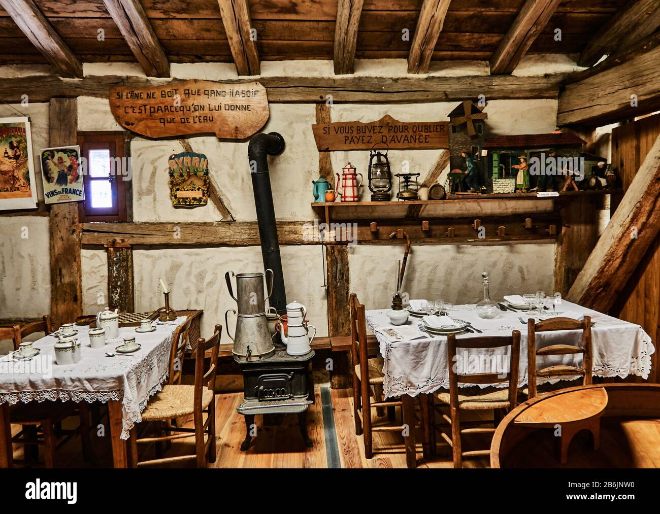 Frankreich, Departement Ain, Auvergne - Rhone - Region Alpen. Ecomuseum Country House in Saint-Etienne-du-Bois. Dieses alte Restaurant Bressan aus den Jahren 1900s wurde in einem alten Bauernhaus aus Fachwerk installiert, das im Museum untergebracht ist. Stockfoto Frankreich, Departement Ain, Auvergne - Rhone - Region Alpen. Ecomuseum Country House in Saint-Etienne-du-Bois. Dieses alte Restaurant Bressan aus den Jahren 1900s wurde in einem alten Bauernhaus aus Fachwerk installiert, das im Museum untergebracht ist. Stockfoto