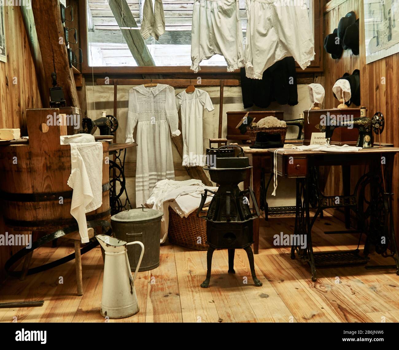 Frankreich, Departement Ain, Auvergne - Rhone - Region Alpen. Ecomuseum Country House in Saint-Etienne-du-Bois. Diese alte Werkstatt des Couturiere Bressan aus dem Jahr 1900 wurde in einem alten Bauernhaus aus Fachwerk installiert, das im Museum untergebracht ist. Stockfoto