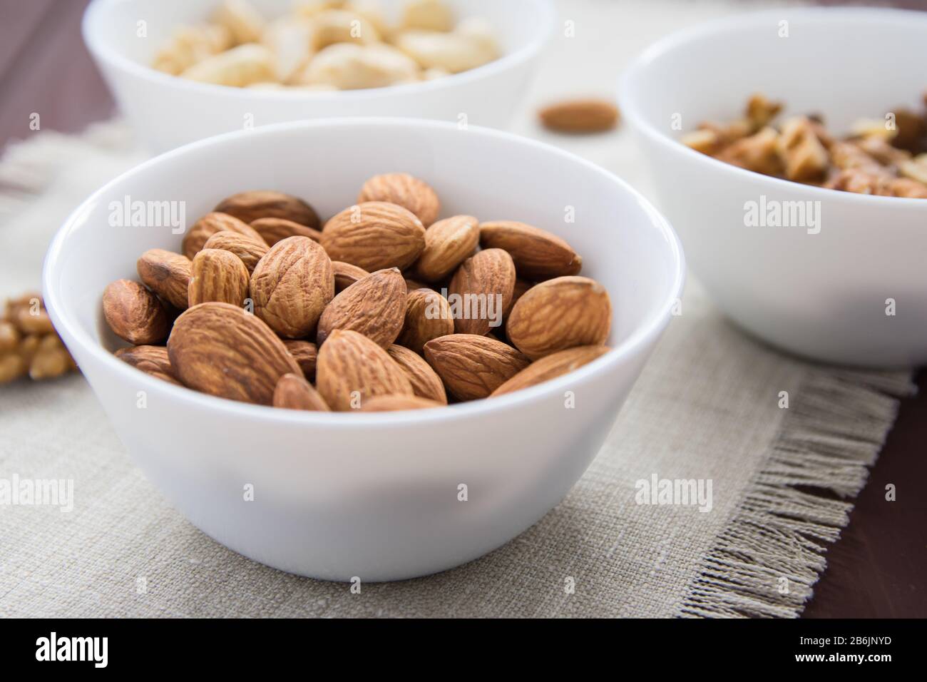 Diät-Food-Konzept, Mandeln, Walnüsse und Cashew-Nüsse auf einem Holztisch Stockfoto