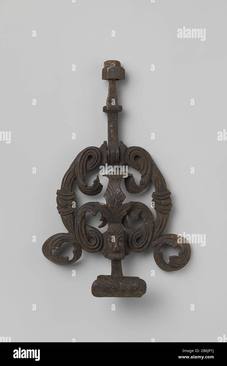 Von Klopper Een ijzeren deurklopper. Afkomstig uit de verzameling D. van der Kellen.Vervaardiging dating: 1500 - 1600 Material: IJzer Abmessungen: H 5 cm. × b 30,5 cm. × d 19 cm. Stockfoto