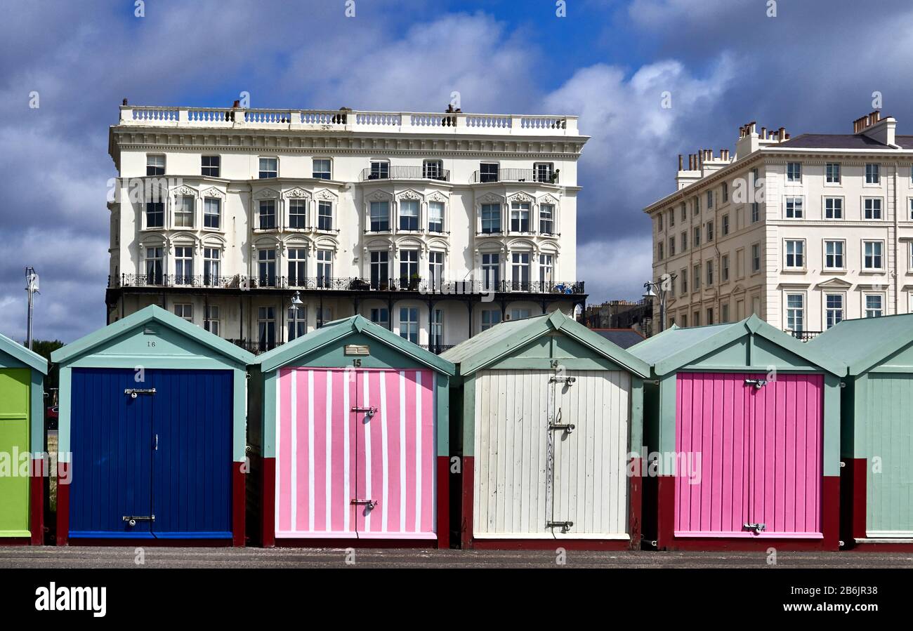 Großbritannien, East Sussex, Südküste Englands, City of Brighton and Hove, ruhig, upmarket Hove hat eine Schar Kieselstrand und eine breite Promenade, die von bunten Strandhütten gesäumt ist. Brighton liegt an der Südküste Englands und ist Teil der Stadtgemeinde Brighton and Hove, Brighton's Lage hat es zu einem beliebten Reiseziel für Touristen gemacht und ist das beliebteste Badeziel in Großbritannien für Übersee-Touristen. Wurde auch die "hippest City" Großbritanniens genannt Stockfoto