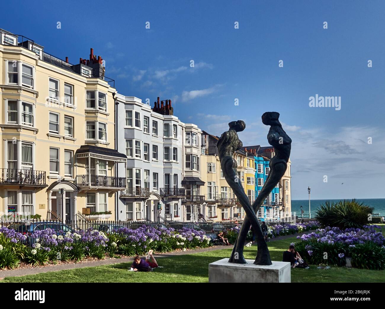 Großbritannien, East Sussex, Südküste Englands, Stadt Brighton und Hove, Tay-Skulptur von Romany Mark Bruce 2009. "Eine Reihe von einst einzelnen Stadthäusern, die jetzt aber zu Wohnungen umgebaut wurden. Diese befinden sich in Hove. Brighton liegt an der Südküste Englands und ist Teil der Stadtgemeinde Brighton and Hove, Brighton's Lage hat es zu einem beliebten Reiseziel für Touristen gemacht und ist das beliebteste Badeziel in Großbritannien für Übersee-Touristen. Stockfoto