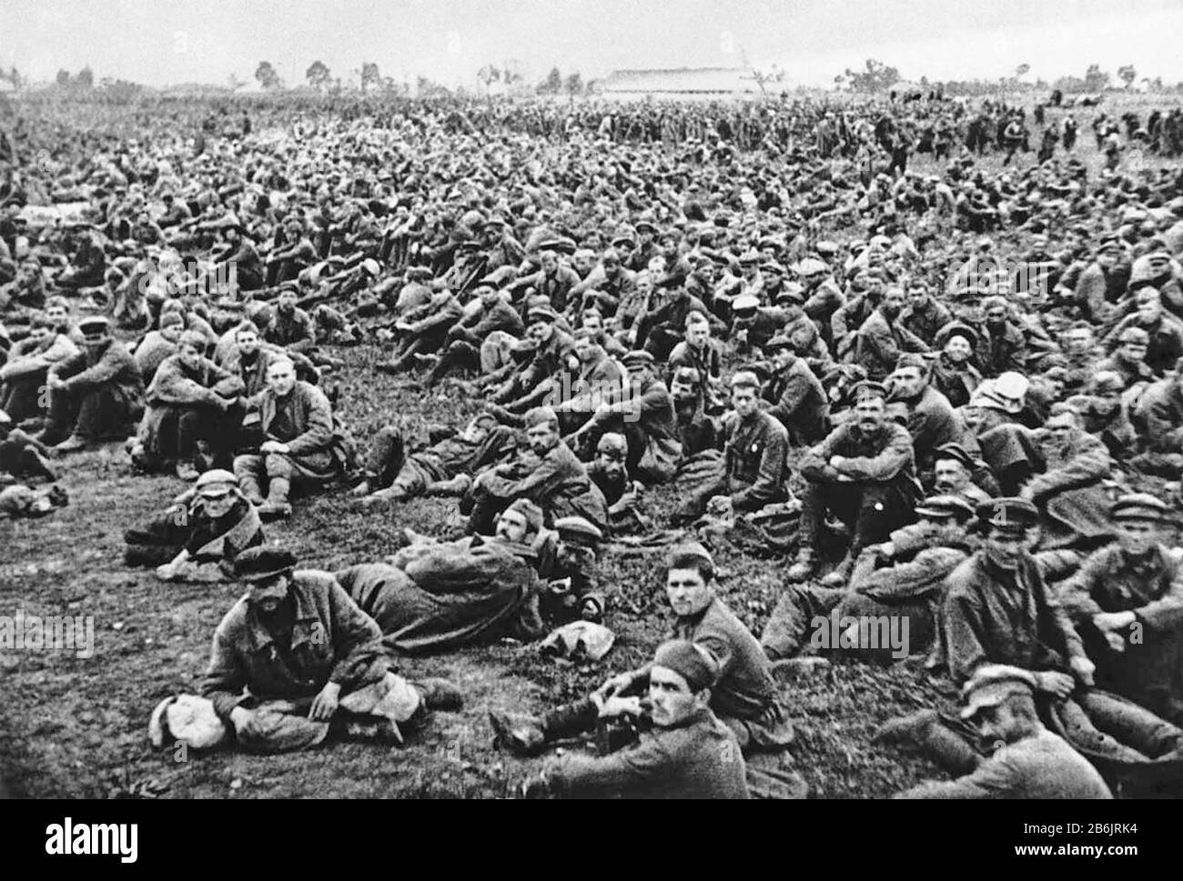 Russische GEFANGENE, die im November 1941 auf den Transport in ein deutsches POW-Lager warteten. Foto: SIB Stockfoto