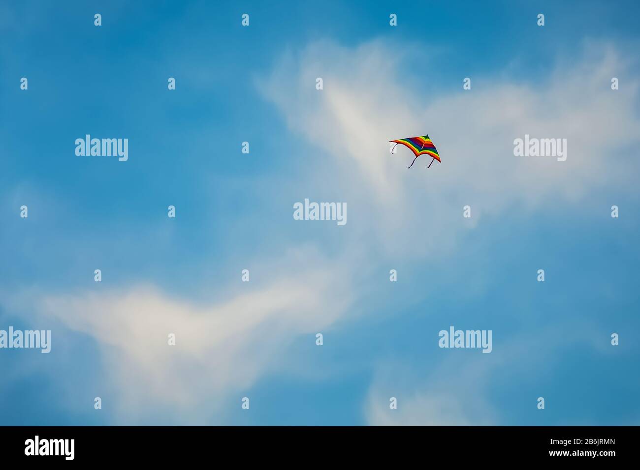 Einzeldrachen fliegen auf blauem Himmel mit Wolken Hintergrund am Fanateer Strand - Jubail Saudi-Arabien. Stockfoto