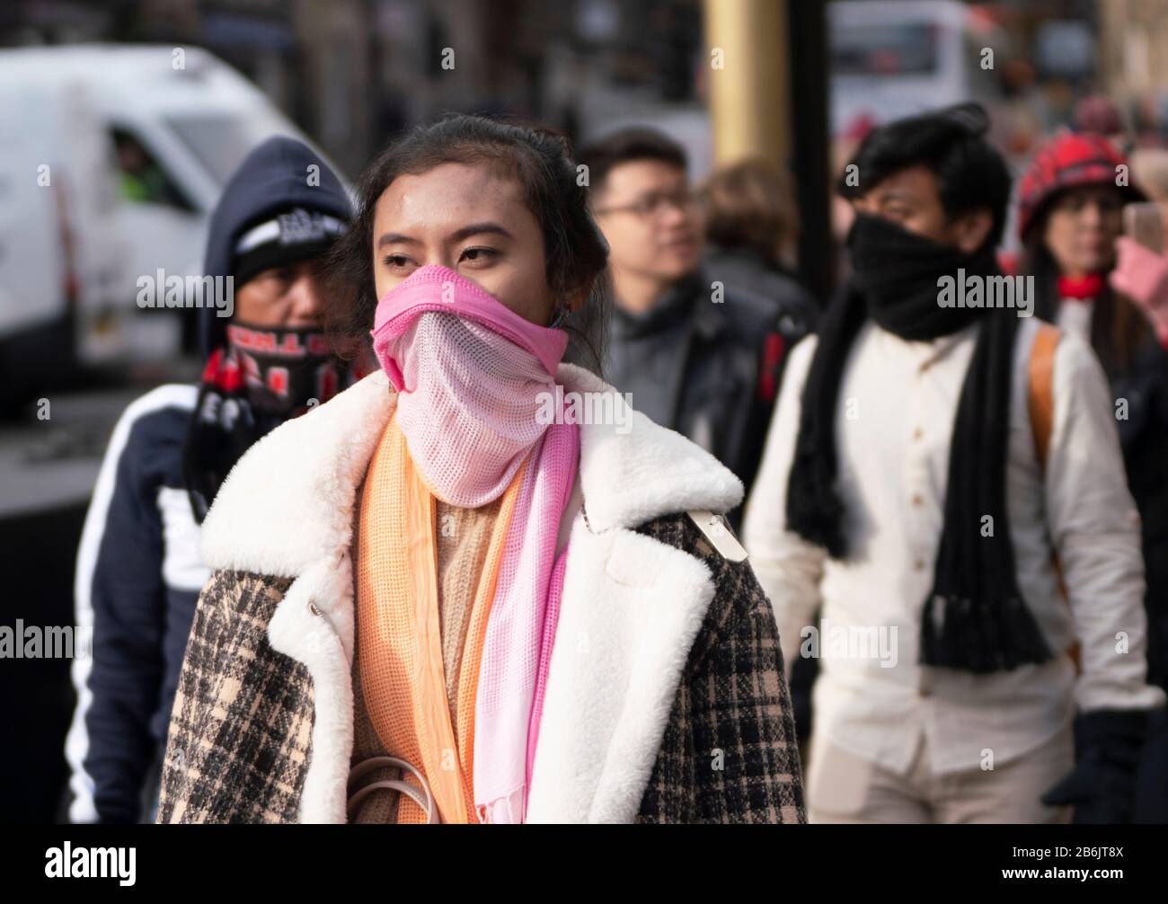 Edinburgh, Schottland, Großbritannien. März 2020. Asiatische Touristen tragen heute Gesichtsmasken auf der Royal Mile in Edinburgh. Schottland, Großbritannien Stockfoto