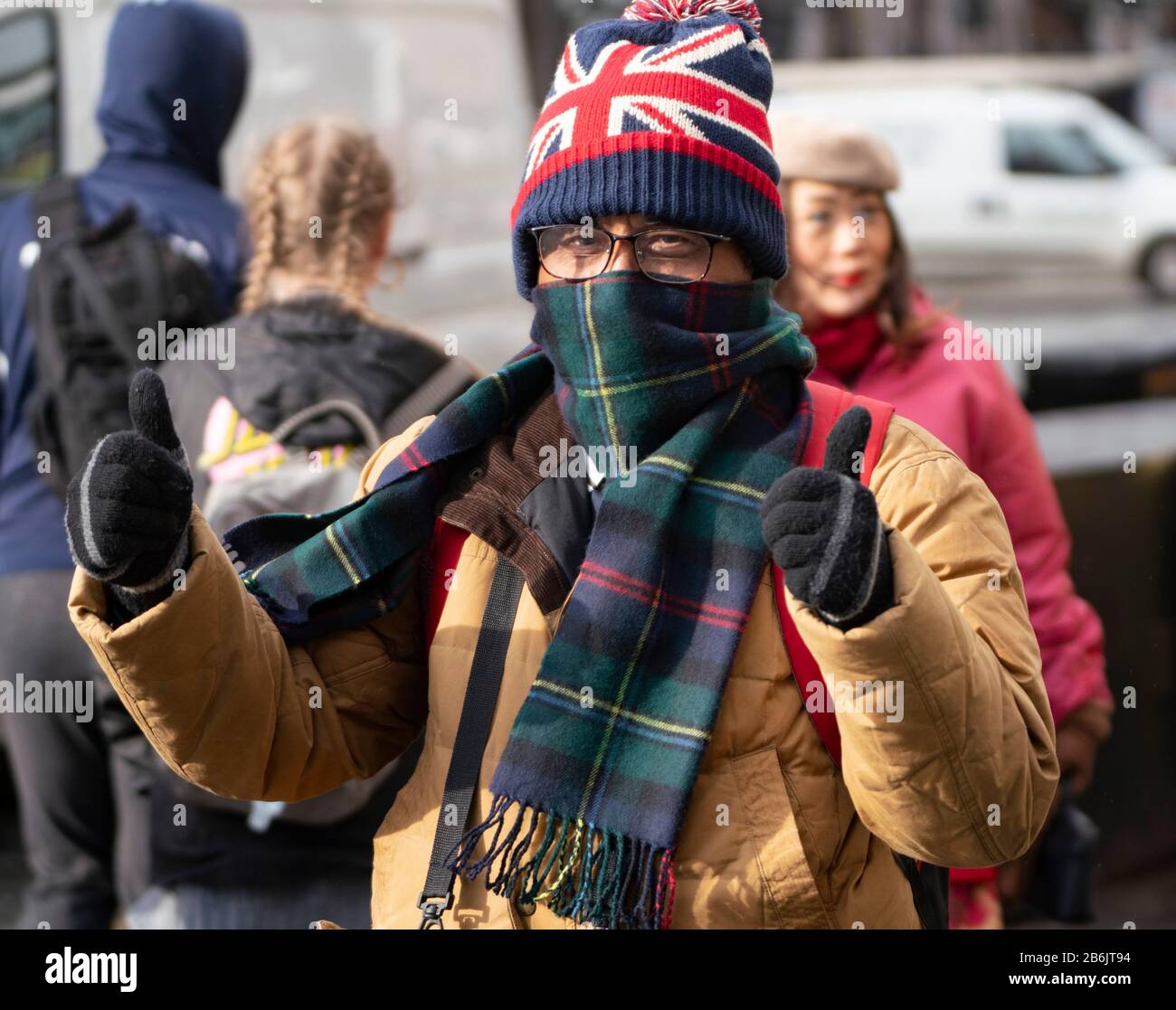 Edinburgh, Schottland, Großbritannien. März 2020. Asiatische Touristen tragen Gesichtsmasken. Die Royal Mile in Edinburgh heute. Schottland, Großbritannien Stockfoto