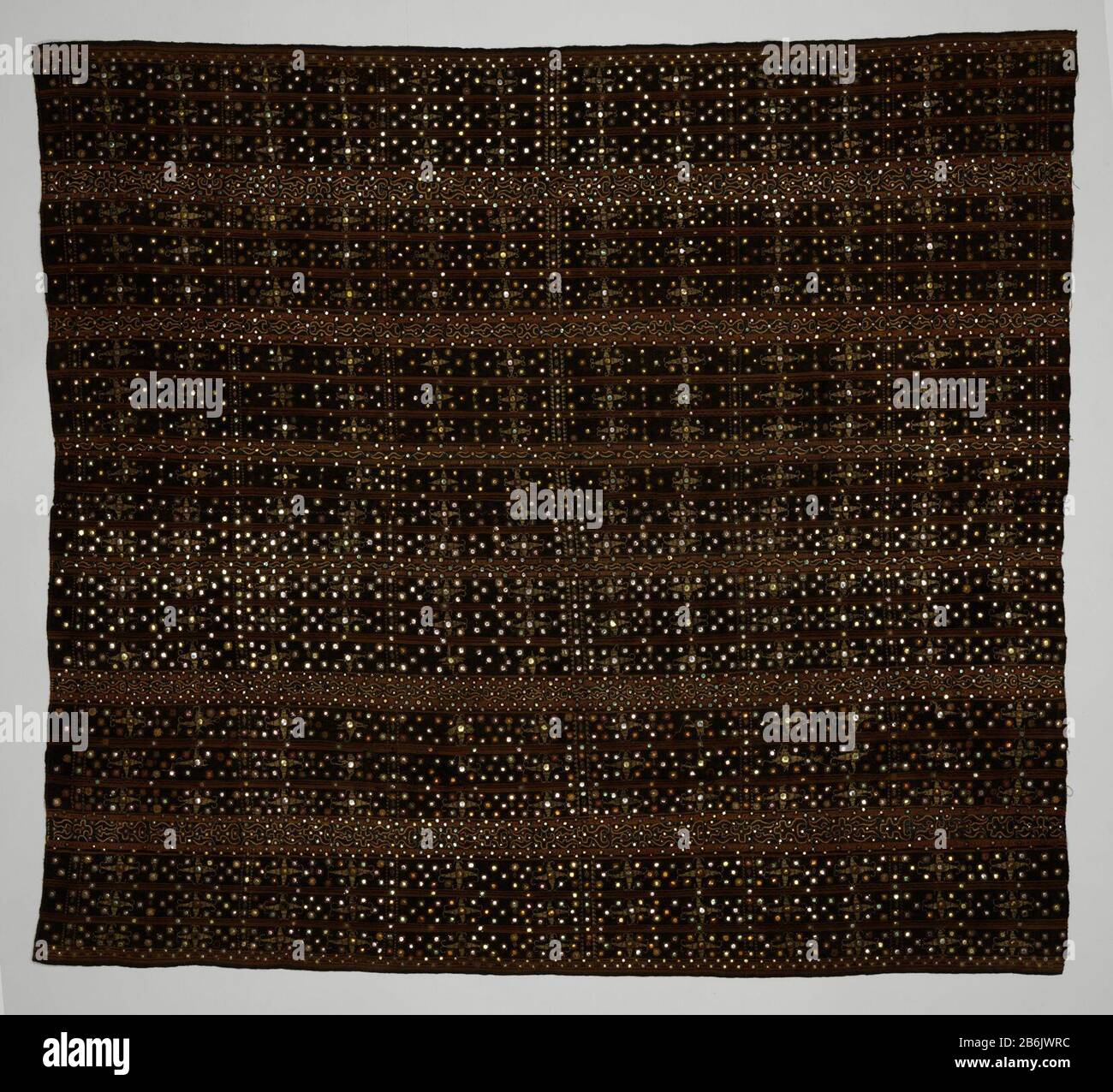 Doek Carpets Doek traf sterren. Hersteller : Wever: AnoniemPlaats Herstellung: Sumatra dating: 1900 - 1999 Physical kenmerken: Geweven textiel met borduursels en spiegeltjes Material: Textiel Techniek: Borduren / weven Abmessungen: L 122 cm. × b 110 cm. Stockfoto