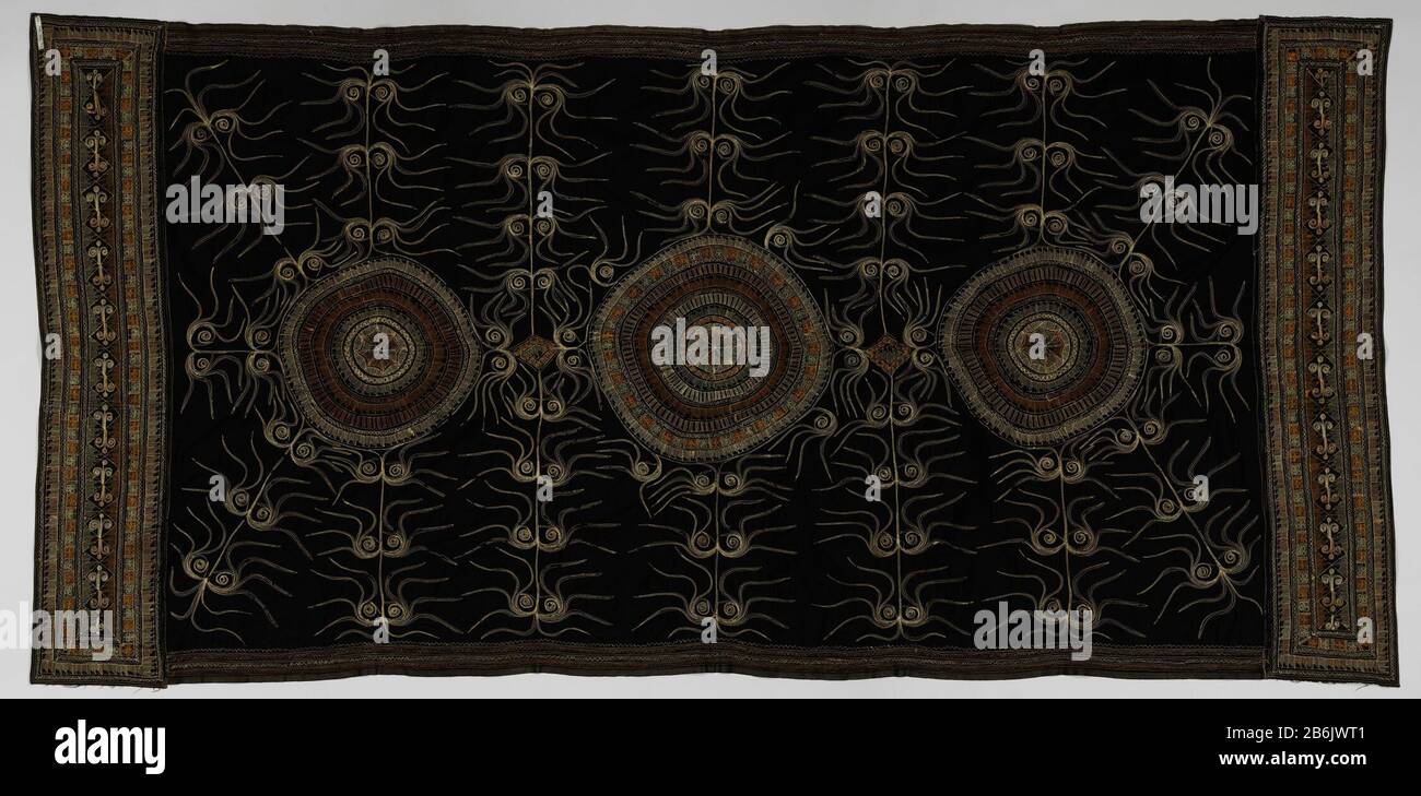 Tuch Doek traf auf zirkelmotieven. Hersteller : Wever: AnoniemPlaats Herstellung: Noord-Saumatra dating: 1900 - 1999 Physikalische Kenmerken: Geweven zijde met Borduursel-Material: Zijde Techniek: Weven / Bordüren Abmessungen: L 225 cm. × b 111 cm. Stockfoto