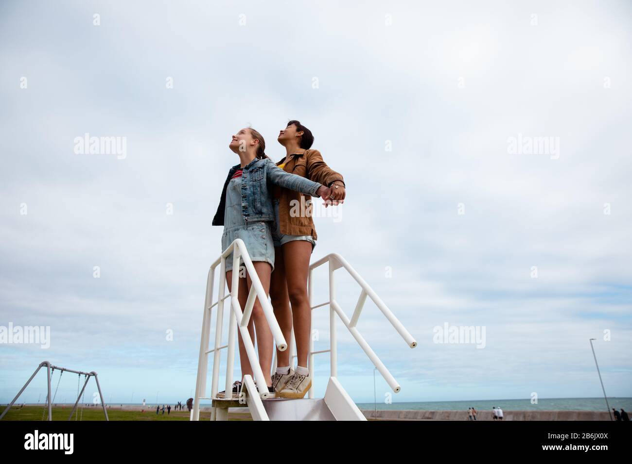 Freunde mit niedrigem Blickwinkel genießen gemeinsam Freizeit Stockfoto