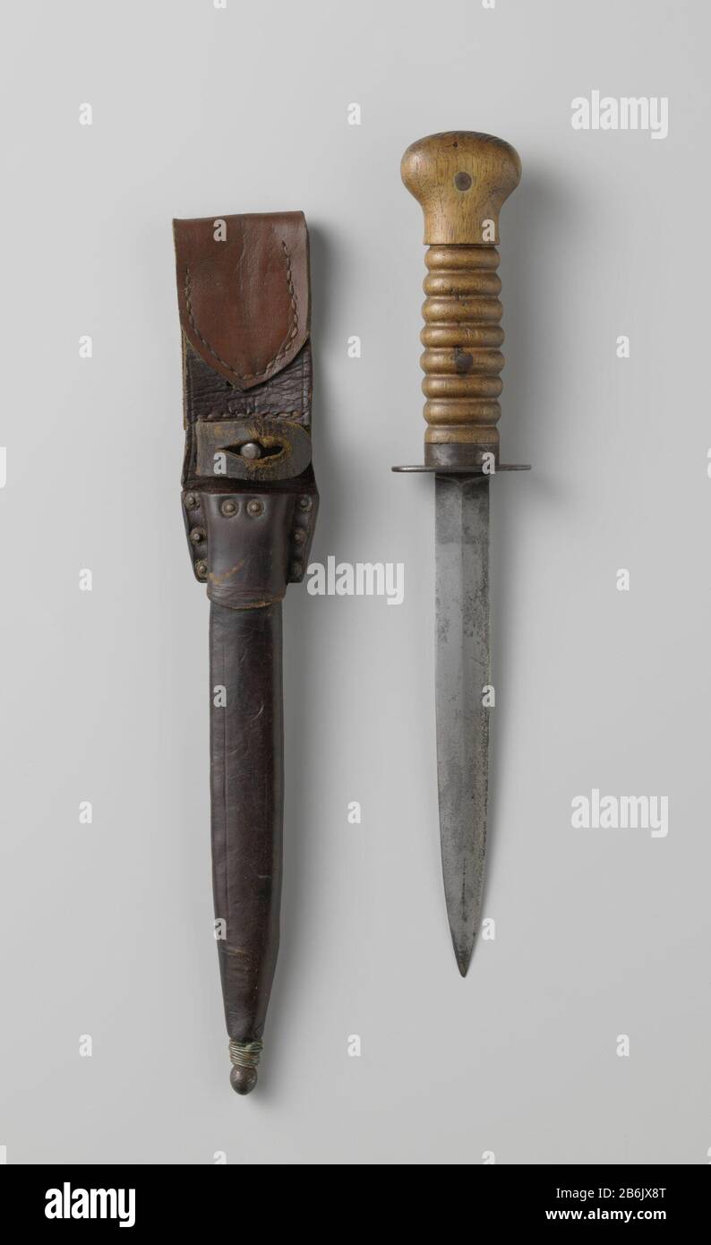 Dolch im Mantel Tony Van Renterghem Stalen stürmdolk traf houten handvat en koperen delen in leren schede van Tonny van Renterghem behorend bij zijn persoonlijke uitrosting bij het 1e Kavalerie Regiment Huzaren Motorrijders 1939-1940. Tweesnijdende kling traf Scherpe Punt. Houten gevest heeft Horizontale Rippen. De leren schede heeft een ijzeren punt en is ook nog omwikkeld met ijzerdraad. De diverse delen van de schede zijn traf operen klinkers bevestigd. Hersteller : fabrikant: Staatsbedrijf der Artillerie-inrichtingen HembrugPlaats Herstellung: Zaandam dating: 1917 - 1918 Material: Staal Stockfoto