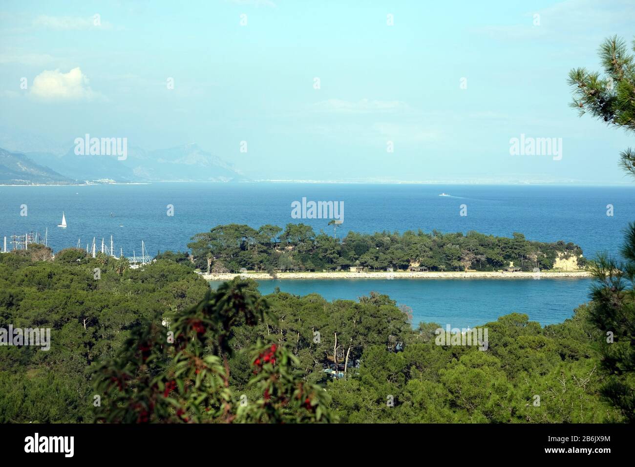 Panoramablick vom Aussichtspunkt auf die kemer Bucht, umgeben von hohen Bergen und blauem, ruhigem Mittelmeer an hellem sonnigen Tag Stockfoto