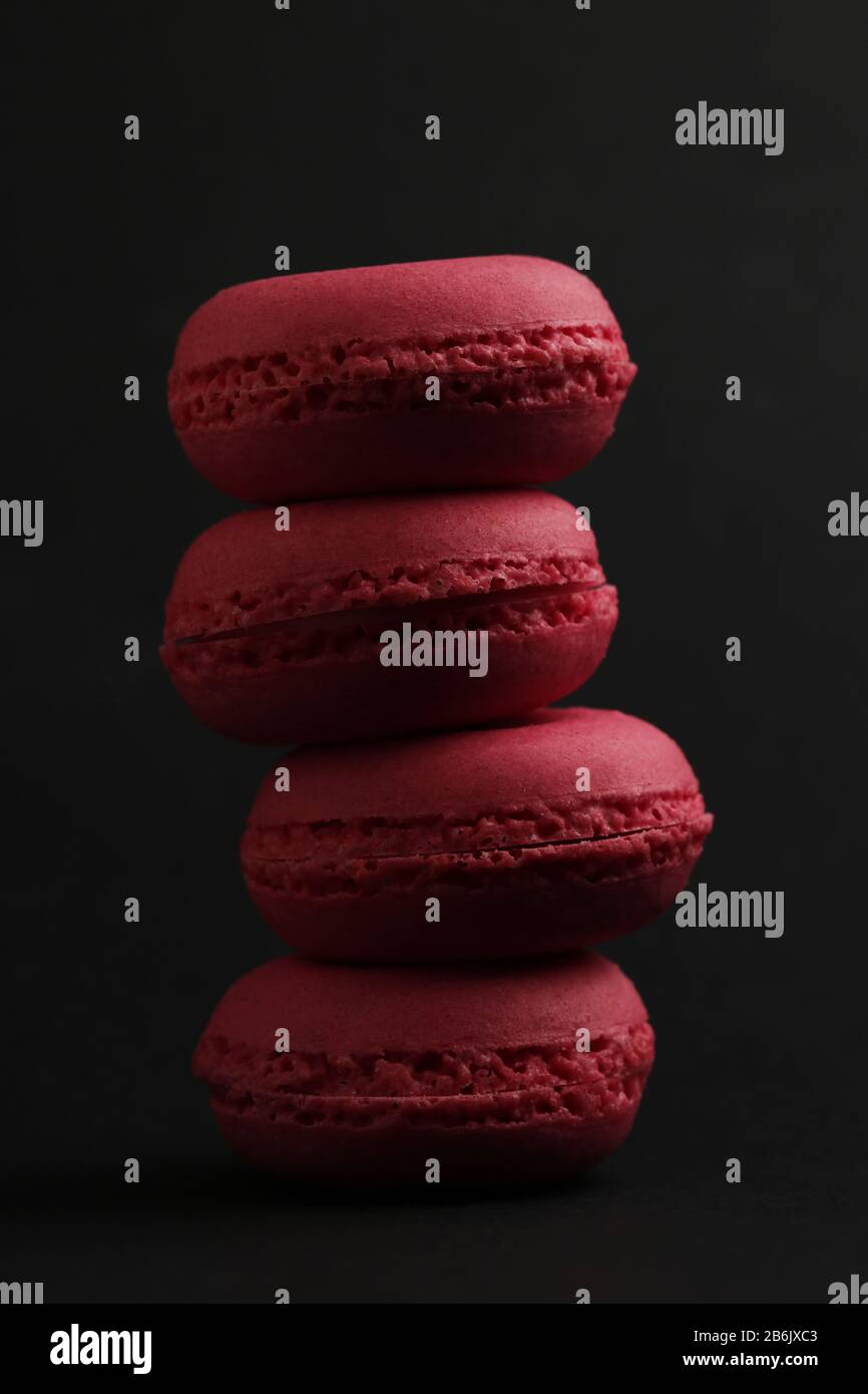 Makronen in pinkfarbener Farbe schmackhafte französische Plätzchen wunderschönes Makro Food Foto Stockfoto