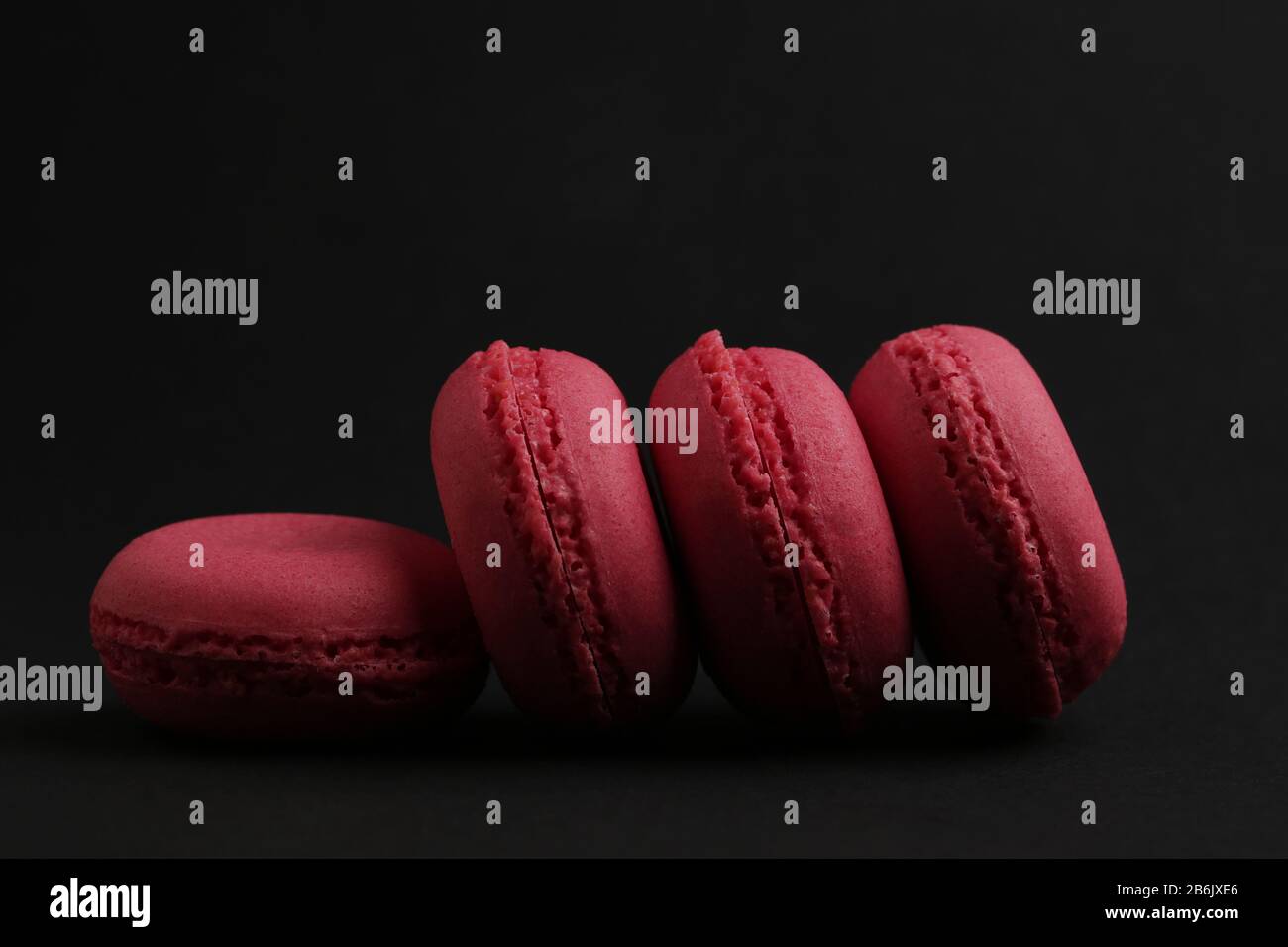 Makronen in pinkfarbener Farbe schmackhafte französische Plätzchen wunderschönes Makro Food Foto Stockfoto