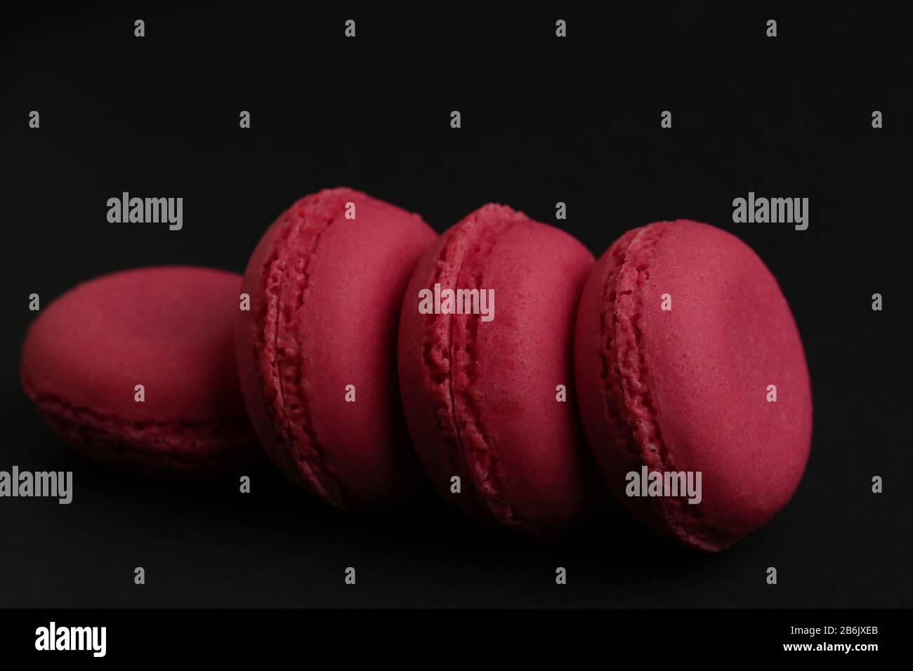 Makronen in pinkfarbener Farbe schmackhafte französische Plätzchen wunderschönes Makro Food Foto Stockfoto