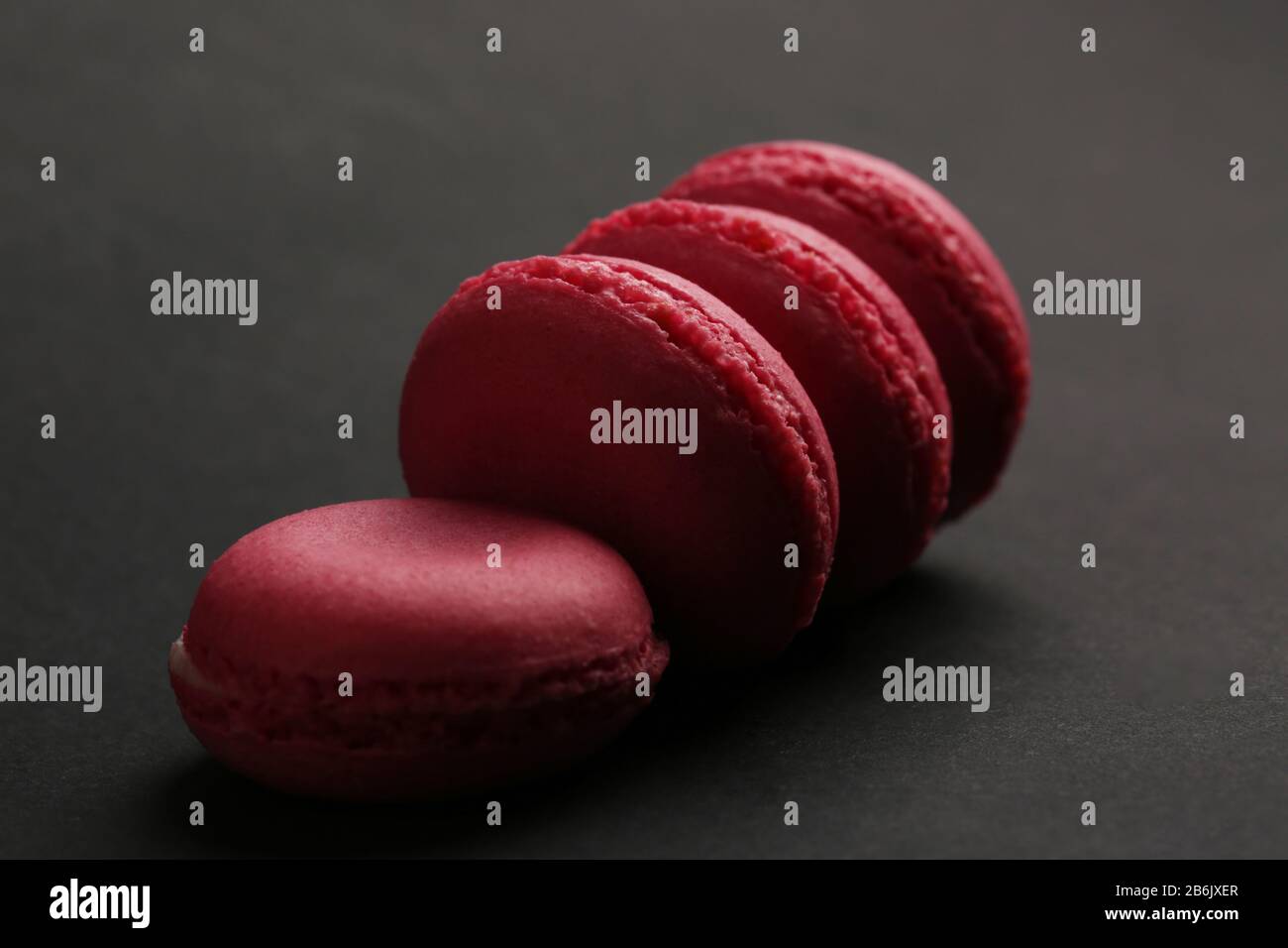 Makronen in pinkfarbener Farbe schmackhafte französische Plätzchen wunderschönes Makro Food Foto Stockfoto