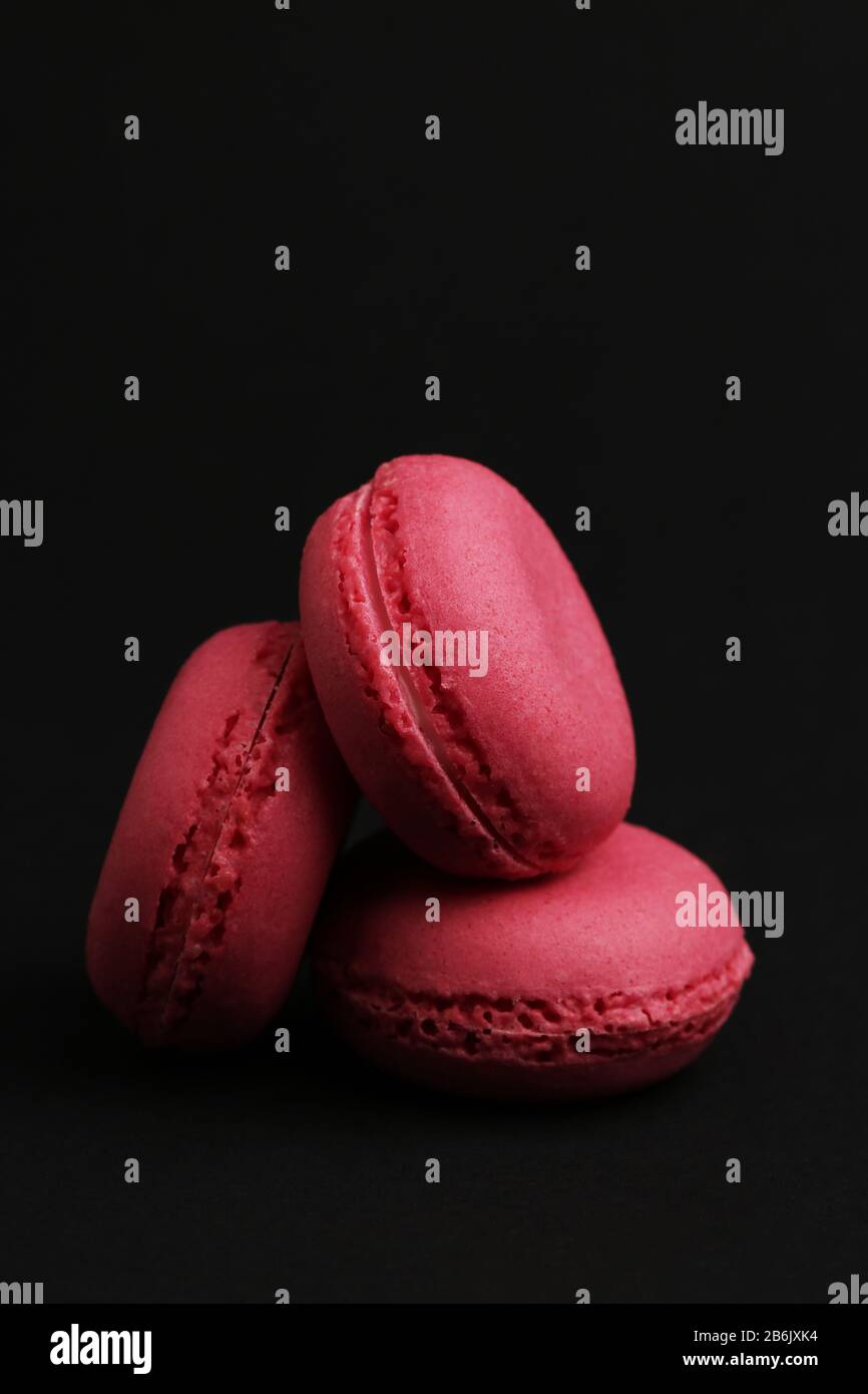 Makronen in pinkfarbener Farbe schmackhafte französische Plätzchen wunderschönes Makro Food Foto Stockfoto